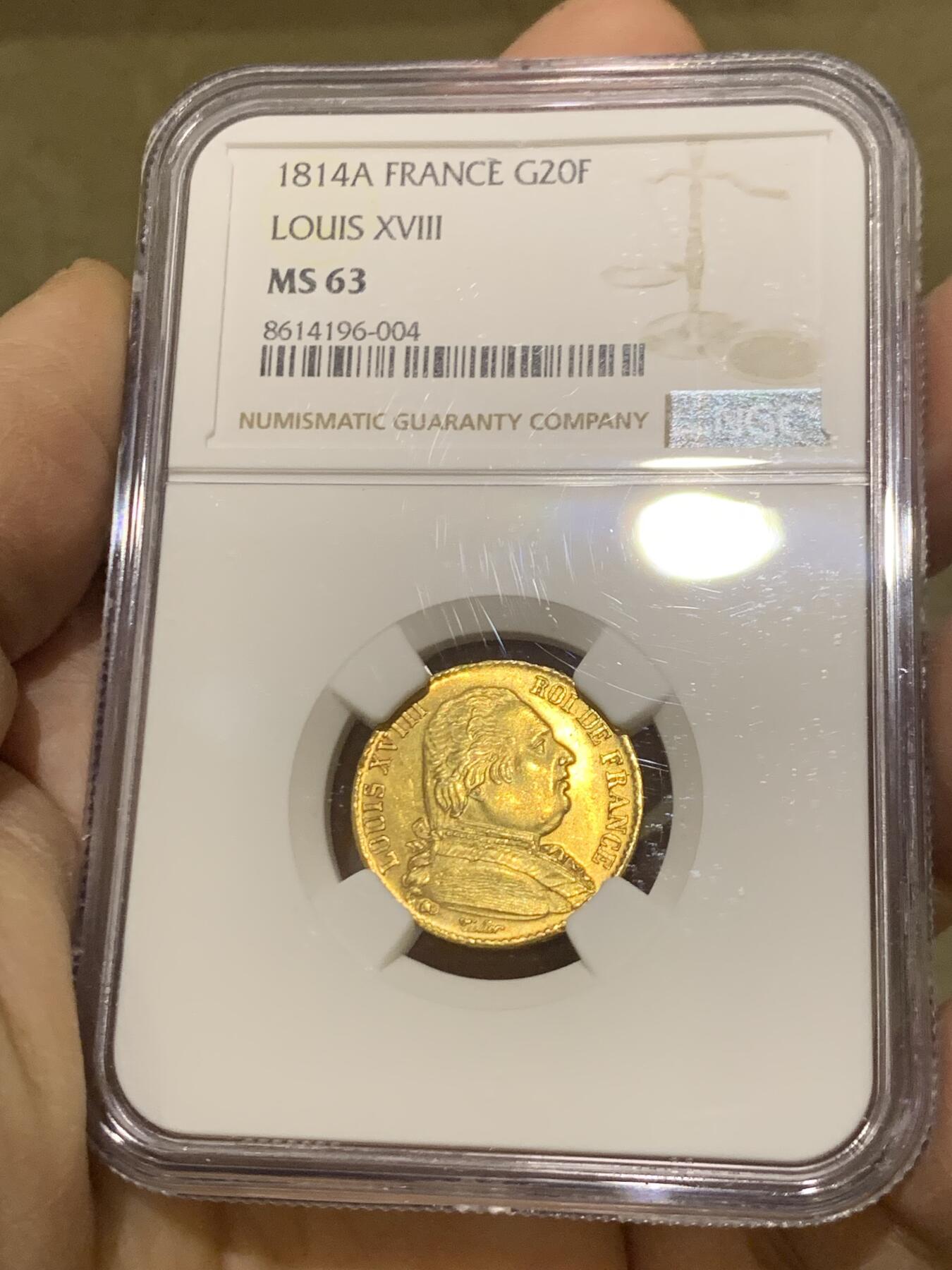 《竞宝斋》第464场 周日，周一，周二，3场连拍 （全场包邮）欢迎送拍 NGC MS63 法国1814年路易十八20法郎金币 少见戎装好品 戎装版路易十八只发行了两年，数量要少很多。此枚金光灿灿转光流畅实属难得，打制清晰值得收藏。热门稀缺品种！900金 6.45克
