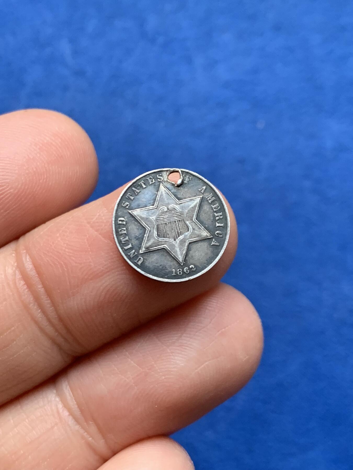 《竞宝斋》第464场 周日，周一，周二，3场连拍 （全场包邮）欢迎送拍 美国1862年早期3分银币1枚，老打孔，细节精妙，包浆熟美，比很多入盒品细节还好。