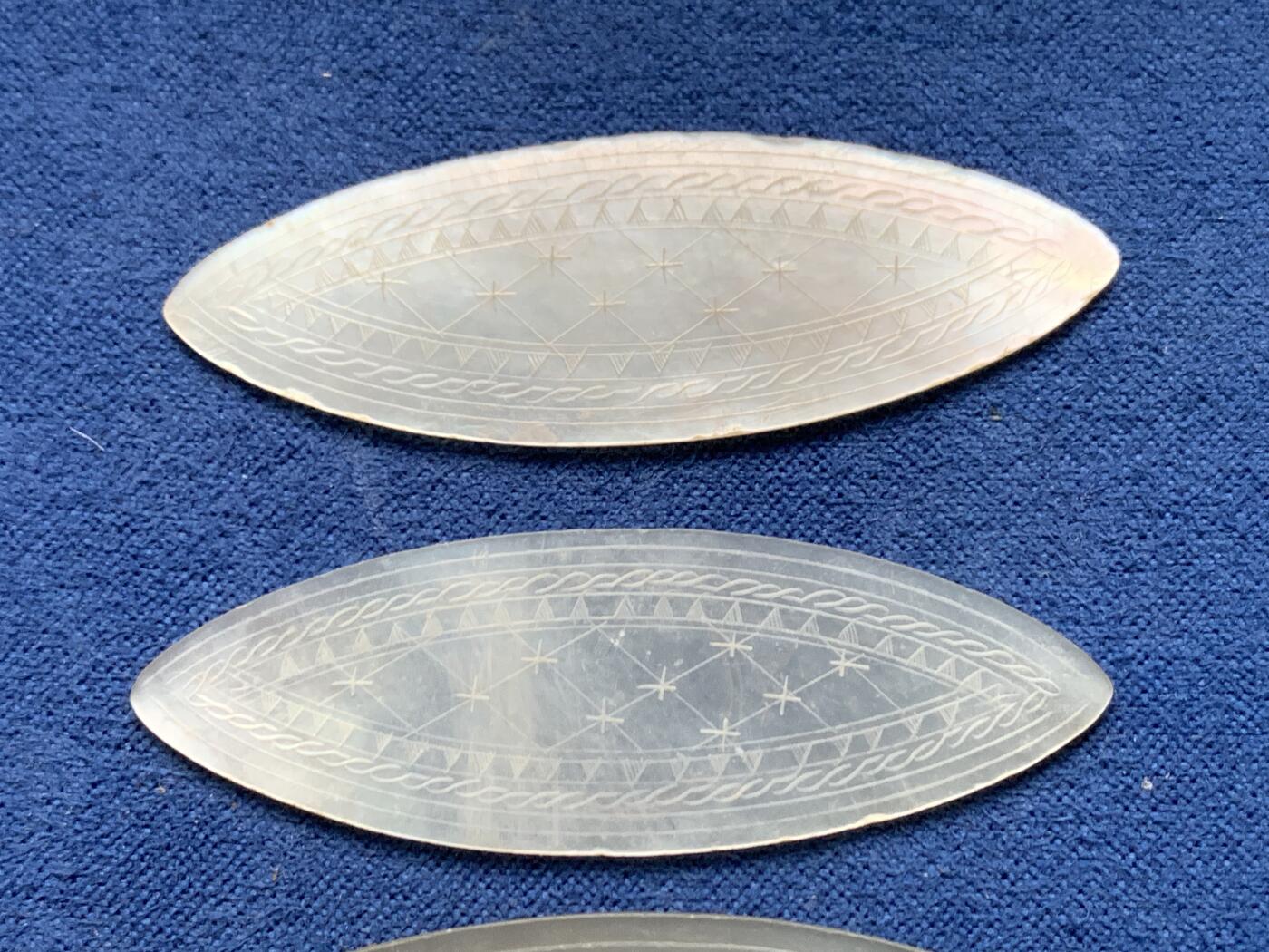 《竞宝斋》第464场 周日，周一，周二，3场连拍 （全场包邮）欢迎送拍 英国回流 清螺钿贝母筹码4枚一组，菱型，珠光水润，花卉精雕