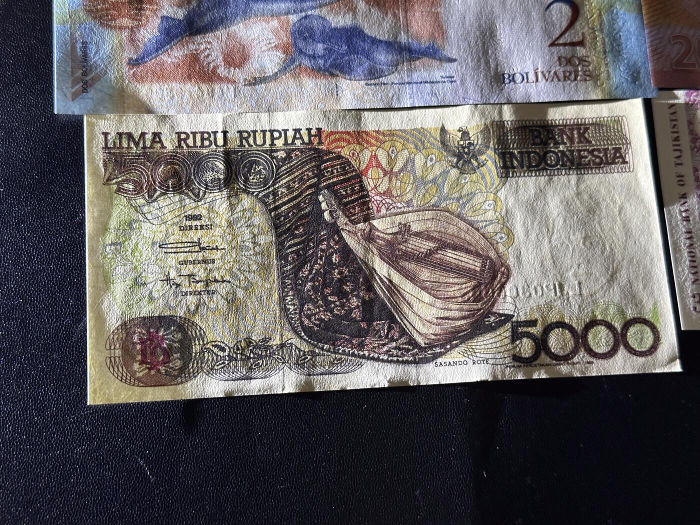 《外钞收藏家》第六百零七期（畅拍场）（本平台长期征集拍品、欢迎藏友们联系合作） 委内瑞拉3张——印尼5000+毛里塔尼亚+塔吉克斯坦一起 全新 印尼不绝有小裂口和荧光瑕疵