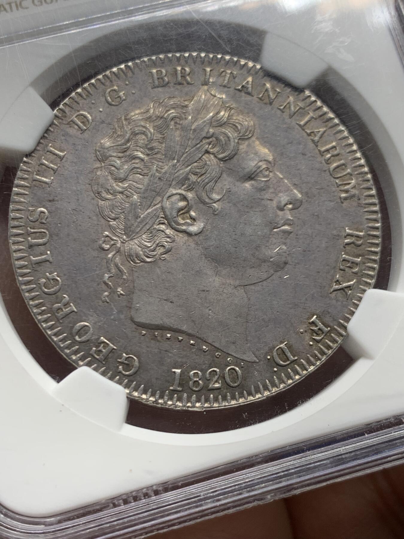 《竞宝斋》第464场 周日，周一，周二，3场连拍 （全场包邮）欢迎送拍 NGC MS62 英国1820年乔三马剑大银币，英国铸币大革新后铸造的首版克朗 经典欧洲包浆，适合收藏