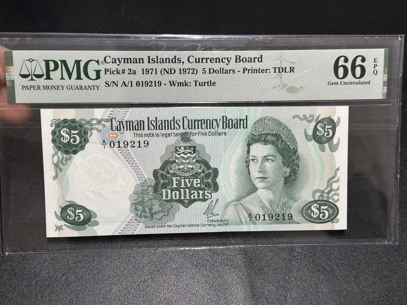 《外钞收藏家》第六百零七期（畅拍场）（本平台长期征集拍品、欢迎藏友们联系合作） 1971年开曼群岛5元 精美女王 PMG66 A/1冠 朦胧号
