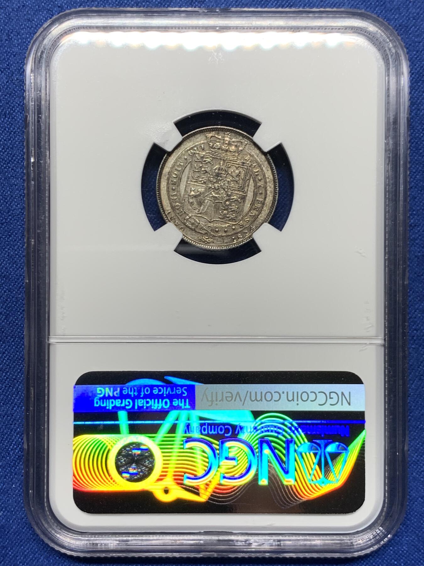 《竞宝斋》第464场 周日，周一，周二，3场连拍 （全场包邮）欢迎送拍 NGC MS62 英国1824年乔治四世国王6便士银币，铸造于英国皇家造币厂，正面有明显的镜面感以及蓝调包浆，非常漂亮，背面灰色包浆，细节完整。整体非常舒服。