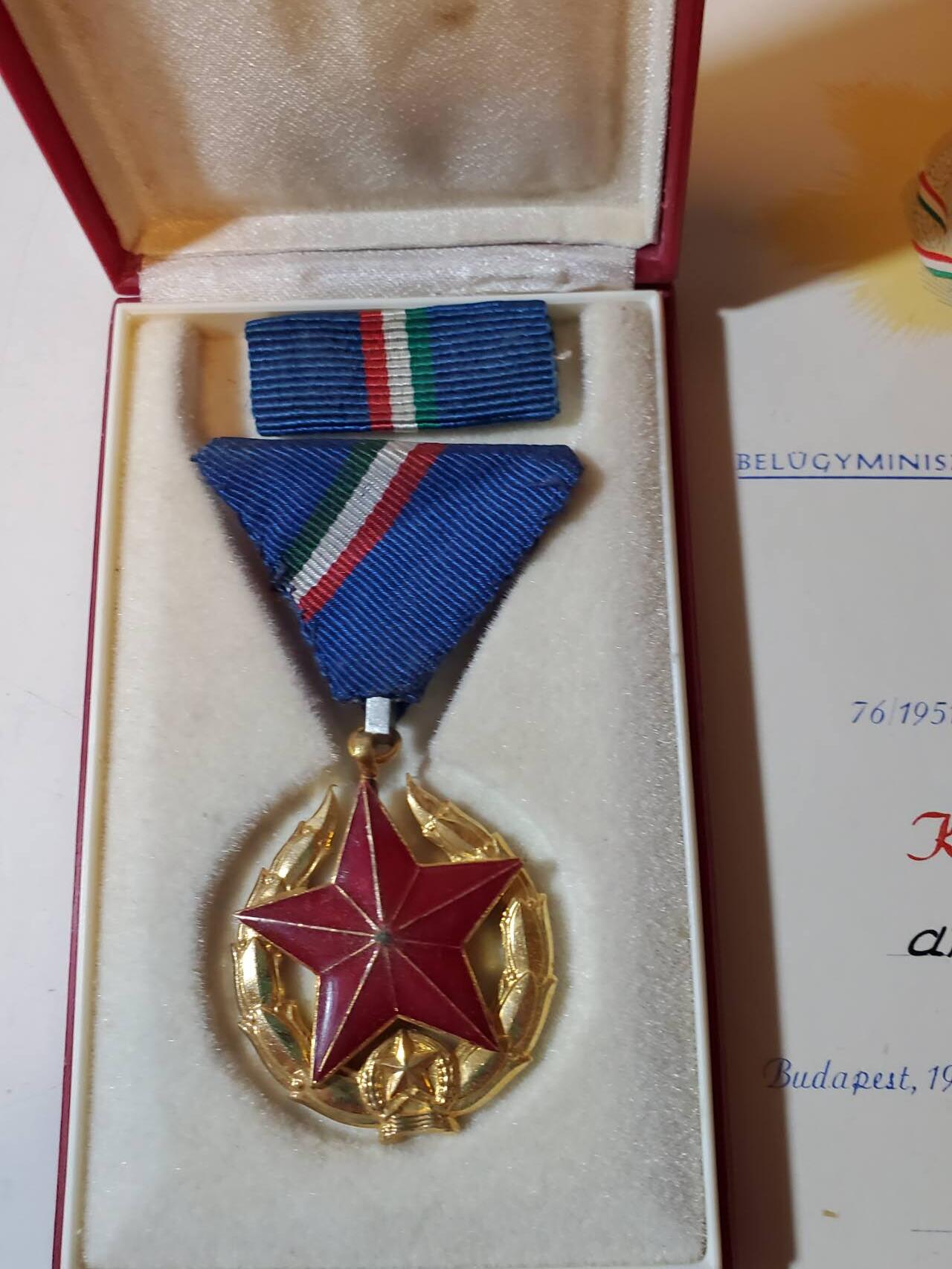 韵星假日军品类拍卖第三十九期暨默多克中校夫妇专场 -- Rimey Holidays Militaria Auction 39 & The Modoks Collection  匈牙利人民共和国默多克中校金级维护国家安全奖章带原盒略 证书一套