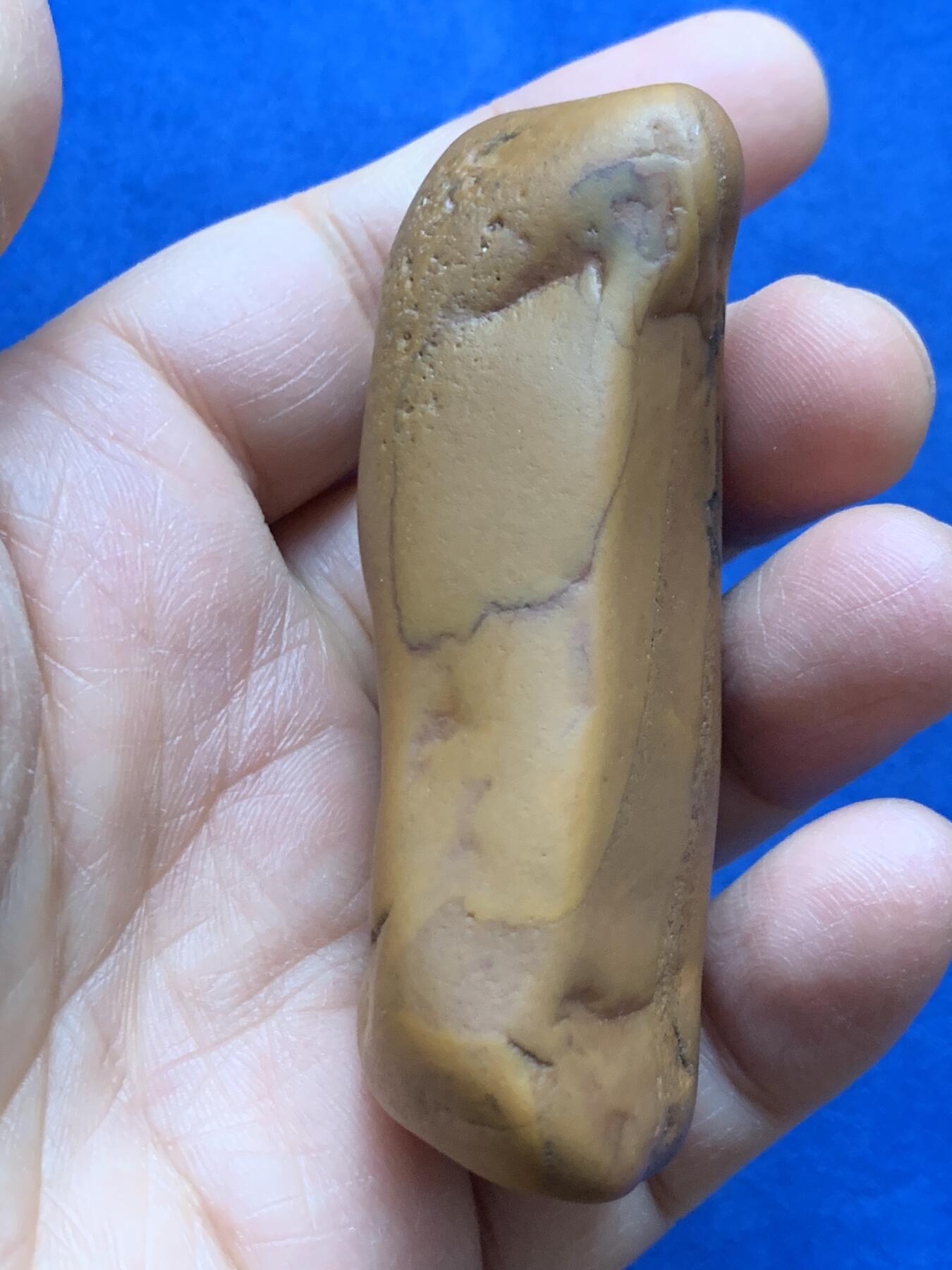 《竞宝斋》第464场 周日，周一，周二，3场连拍 （全场包邮）欢迎送拍 黄蜡石石雕·诗画 手把件，石型很好，天然纹路，“山前山后各有路，有风无风都自由”，表达意境的诗画题材，重110.5克，一手握