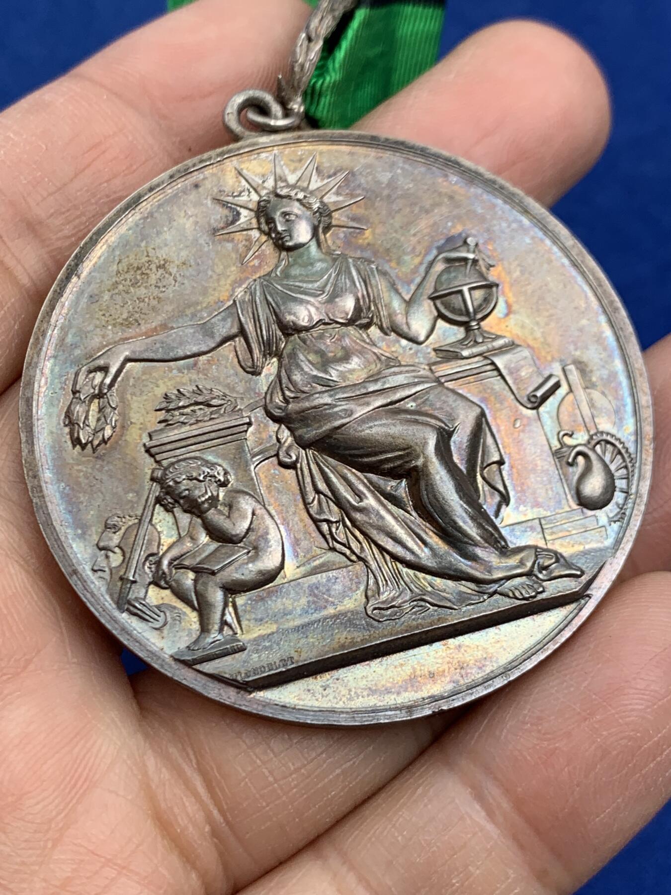 《竞宝斋》第464场 周日，周一，周二，3场连拍 （全场包邮）欢迎送拍 法国带环纯银镀金章，1896年某音乐比赛勋章，手里唯一的浮雕高度比章牌本身厚度还高的一枚勋章，浮雕高的感觉都不像压铸的，材质为950银镀金，挂环上有野猪头银标，直径50.6mm，重量46.46g，品相很美，原光背板，五彩包浆，有原装挂环和绶带，和章牌同字的烫金原盒