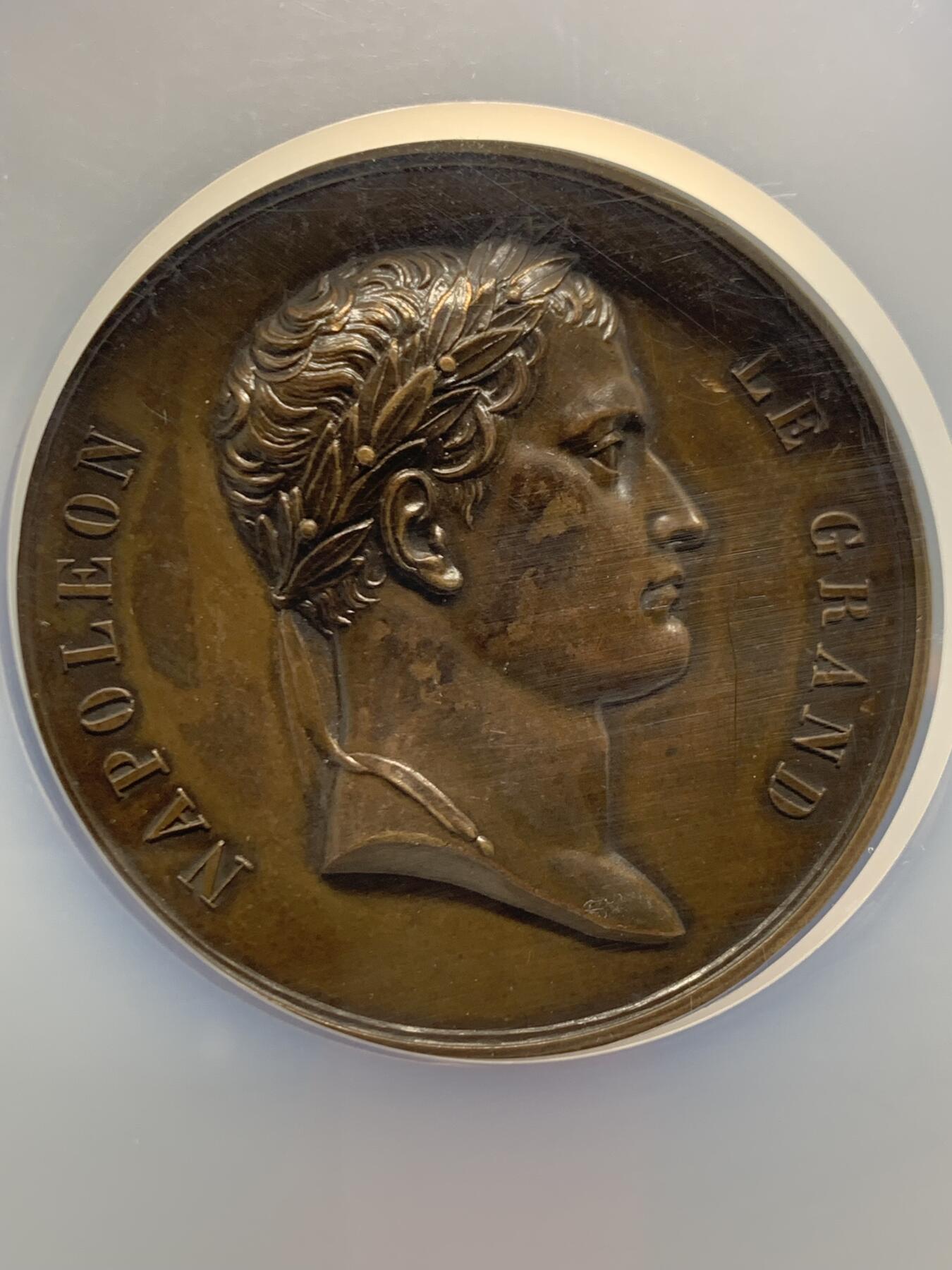 《竞宝斋》第464场 周日，周一，周二，3场连拍 （全场包邮）欢迎送拍 NGC MS61BN 法国1806年拿破仑凯旋门纪念铜章，BRAMSEN作品，稀少品种。正面拿破仑侧像，背面凯旋门高浮雕，打制细节犀利，包浆好状态。加大加厚盒