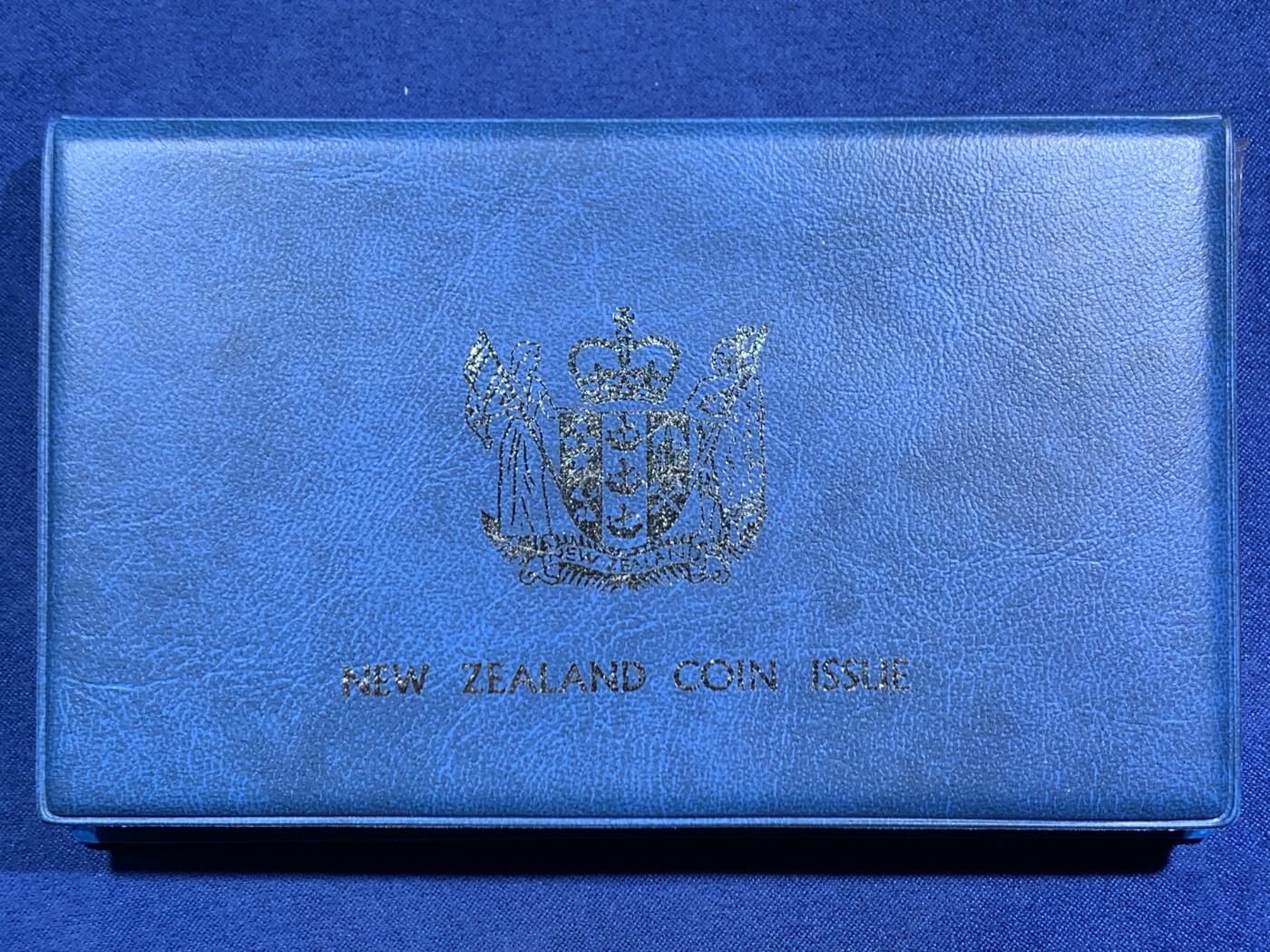 《竞宝斋》第464场 周日，周一，周二，3场连拍 （全场包邮）欢迎送拍 新西兰1982年伊丽莎白二世精制套币，其中最大面值的一元为银币，27.216克，925银