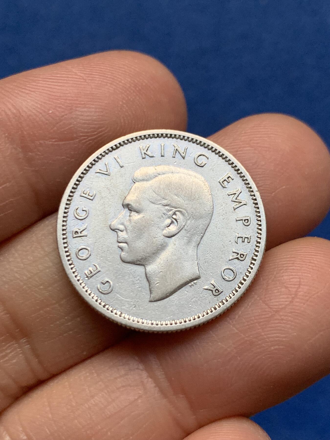 《竞宝斋》第464场 周日，周一，周二，3场连拍 （全场包邮）欢迎送拍 新西兰1937年乔治六世1先令银币 背面蹲伏的毛利战士手持塔亚哈（传统毛利权杖） 500银 5.62克