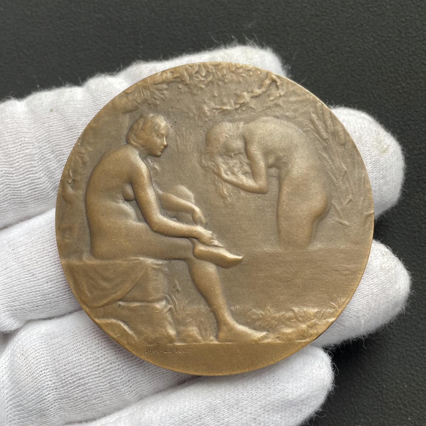 「木头集藏」“ 新岁撷珍”——章牌精品专场！ Abel Lafleur～1908年法国 浴女 铜章，直径： 54 mm，少见品种，品相极佳，朦胧的浅浮雕尽显女性胴体的柔美。边铭：丰饶角 BRONZE。马耶尔目录（1870-1940年法国章牌艺术）165号作品。此章作者阿贝尔·拉弗勒是法国雕塑家、雕刻家，他最著名的雕塑作品是世界杯的第一座奖杯雷米特金杯。拉弗勒在章牌领域是一位浅浮雕大师，尤其擅长女性人体。