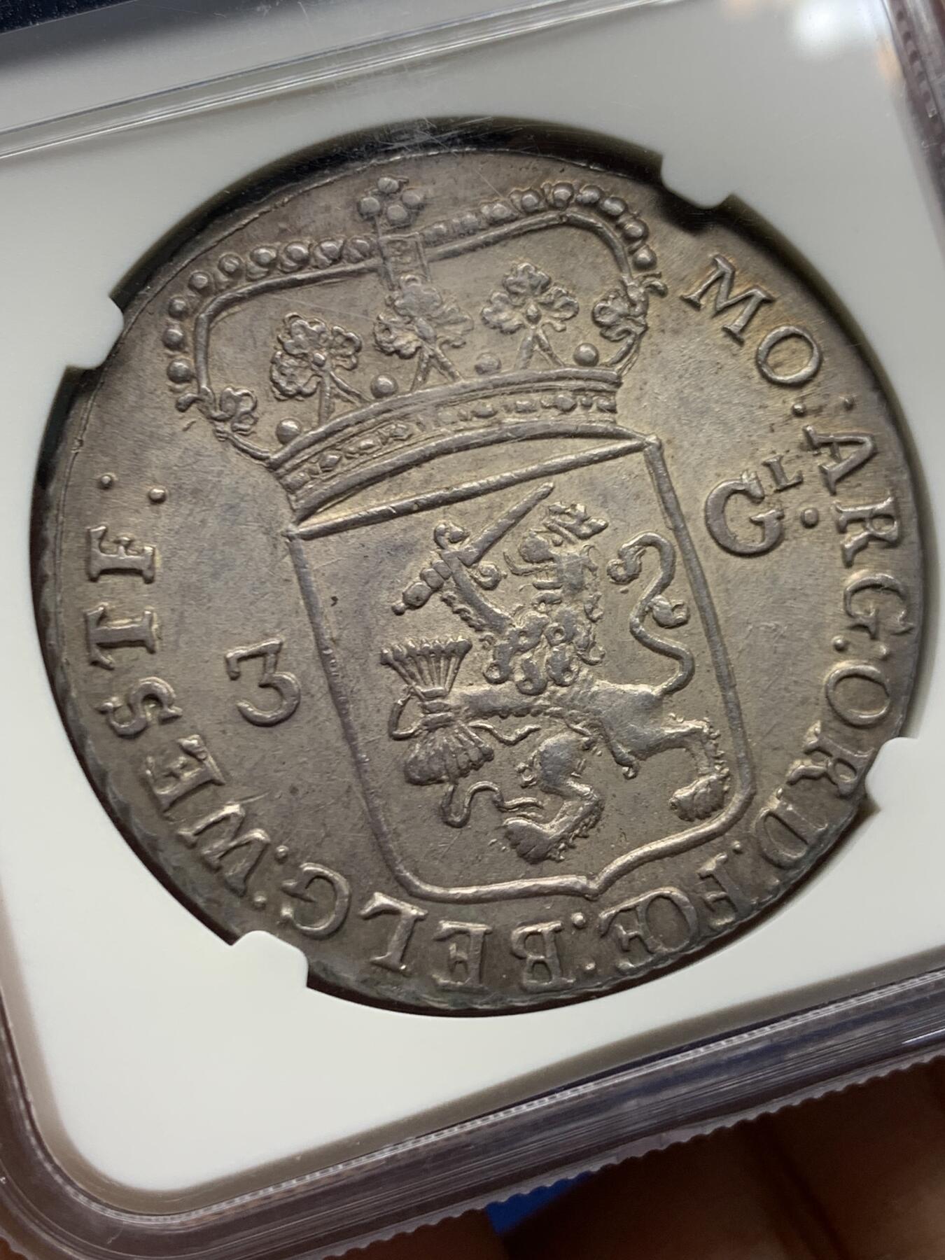 《竞宝斋》第464场 周日，周一，周二，3场连拍 （全场包邮）欢迎送拍 NGC AU58 荷兰1791年西弗里斯兰省女站人3盾大银币，环彩老包浆。打制非常好，个人所见同品种里唯一胸口高点无磨损弱打的一枚。女神五官细节生动，嘴角含笑。此品种不少MS都弱打，这样的打制极为难得