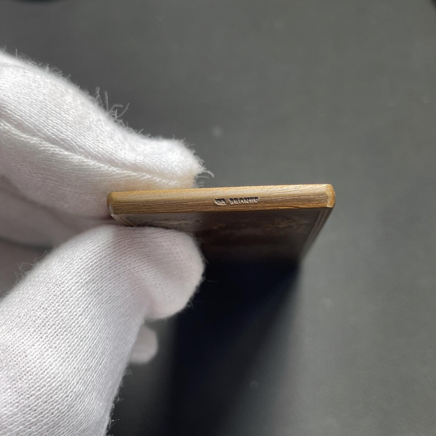 「木头集藏」“ 新岁撷珍”——章牌精品专场！ F Vernon～1905年法国 夏娃 铜方章， 直径：80 × 30 mm，边铭：丰饶角 BRONZE。少见品种，品相极佳，雕刻大师韦尔农人体章牌代表作。马耶尔目录（1870-1940年法国章牌艺术）165号作品。