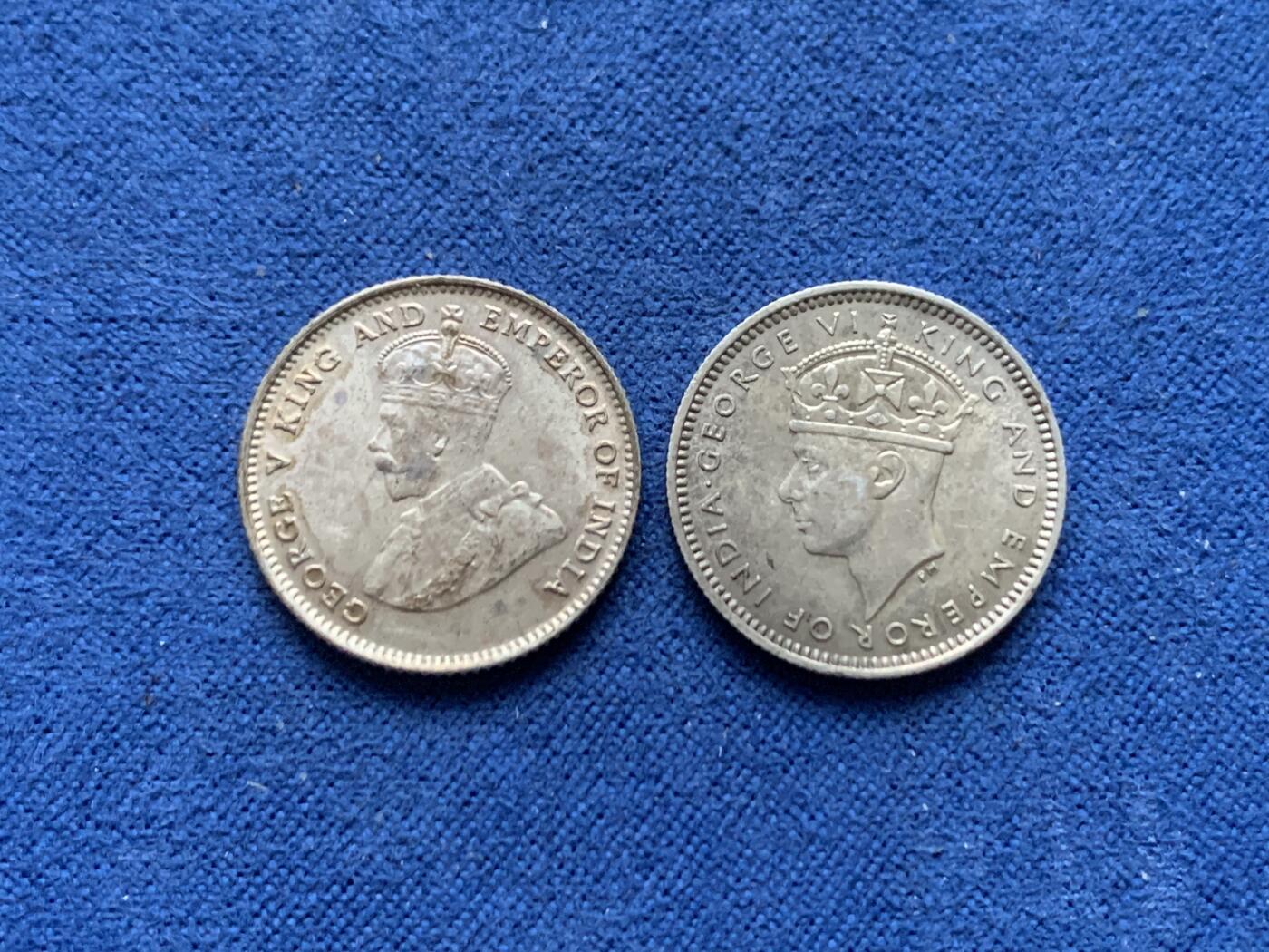 《竞宝斋》第464场 周日，周一，周二，3场连拍 （全场包邮）欢迎送拍 两枚一组 1926年英属海峡乔治五世银币和1941年英属马来亚乔治六世银币（高银版）两个都是面值10分 未流通 转光都很好 底板也不错 适合收藏！