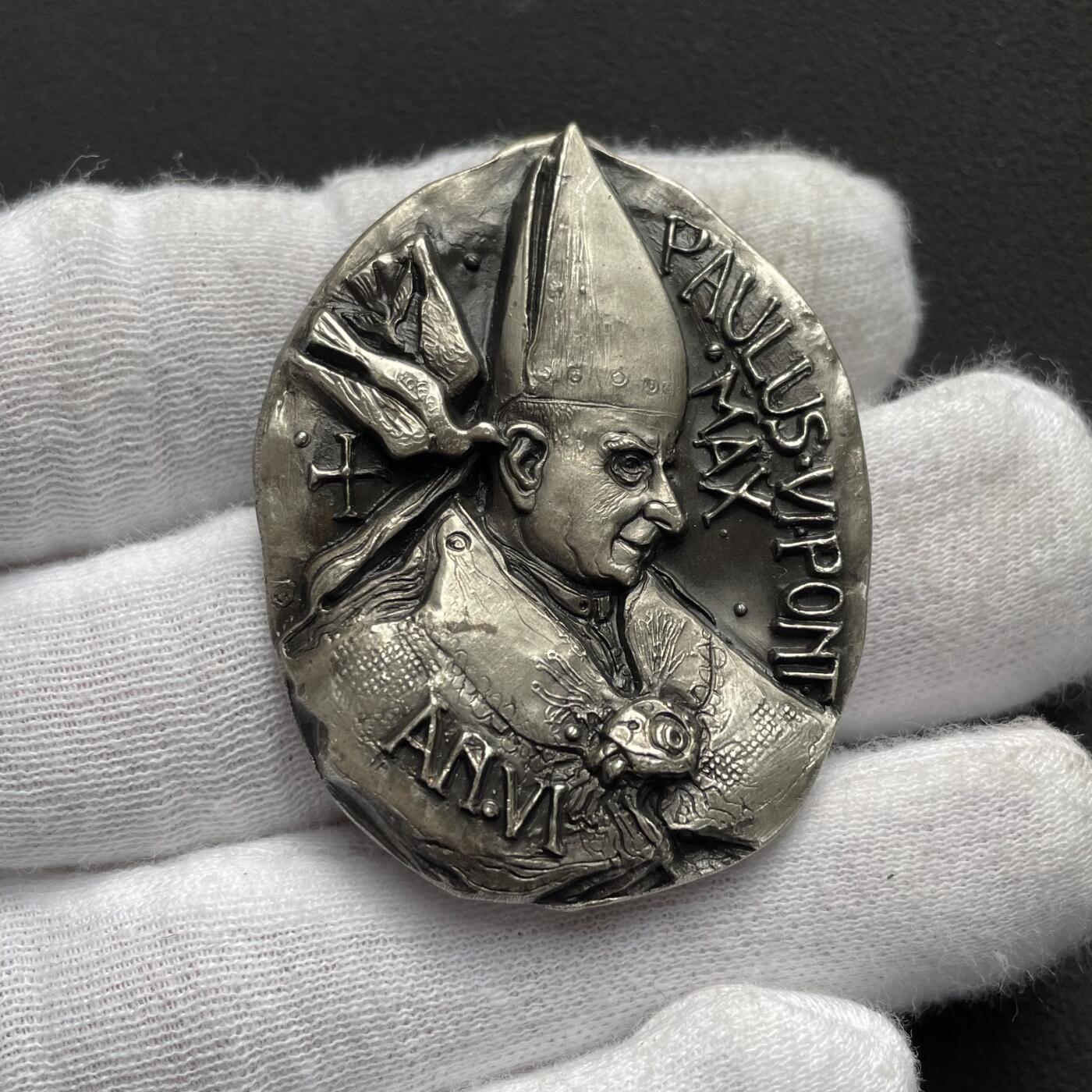 「木头集藏」“ 新岁撷珍”——章牌精品专场！   F. Bodini～1968年梵蒂冈圣召人数增长纪念银章，尺寸：45 × 35 mm，47.6 g，背面有800银标。表面采用仿古工艺处理，色泽非常漂亮。形状奇特，浮雕极高，感觉更像一个立体的雕塑而不是平面的浮雕，非常适合作为手把件。正面是罗马教皇保罗六世，背面是基督施福。