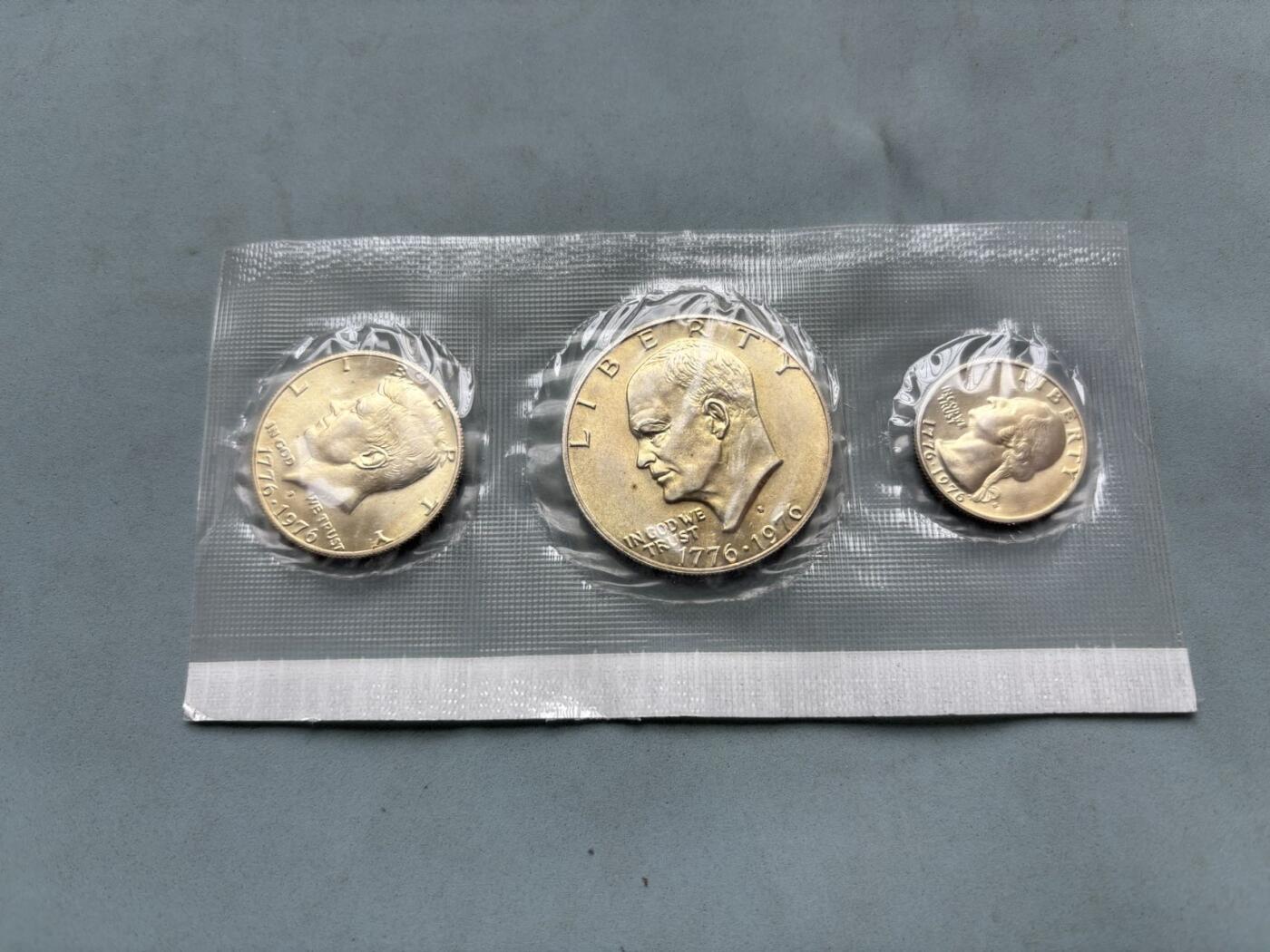 盛世勋华——号角文化勋章邮票专场拍卖第304期 1976年美国独立200周年（建国二百周年）银币套币，官方红色封套，属于美国铸币局（US Mint）发行的未流通版，共3枚银币，包括艾森豪威尔1美元，肯尼迪半美元，话说，华盛顿25美分，均为S版（旧金山铸币局铸造），