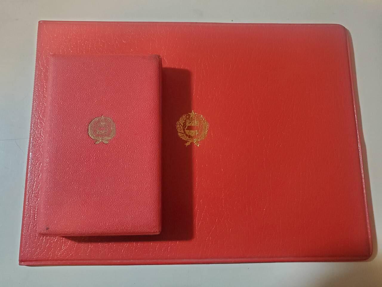 韵星假日军品类拍卖第三十九期暨默多克中校夫妇专场 -- Rimey Holidays Militaria Auction 39 & The Modoks Collection  匈牙利人民共和国默多克中校铜级为祖国服务奖章带盒（早期版本）带大证书佩戴证明一套 