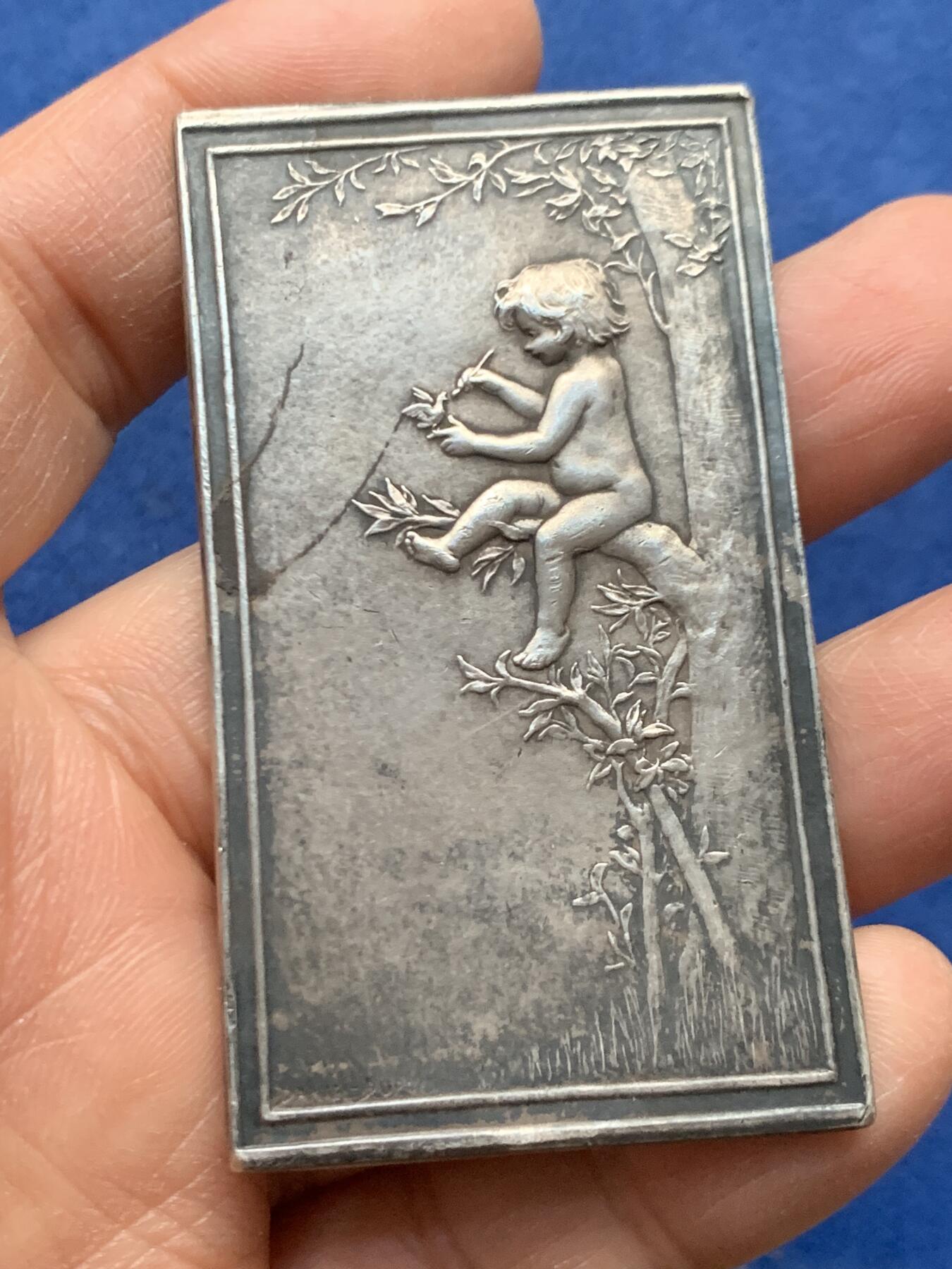 《竞宝斋》第464场 周日，周一，周二，3场连拍 （全场包邮）欢迎送拍 法国天才章牌大师杜普伊D.Dupuis代表作之一，巢，知名度较高的法章之一，新艺术风格代表作。人与自然，爱与和谐，材质950银，边铭丰饶角argent，大小37x65.8mm，重量57.3g，表面有些老的细小磕碰划痕，如图。