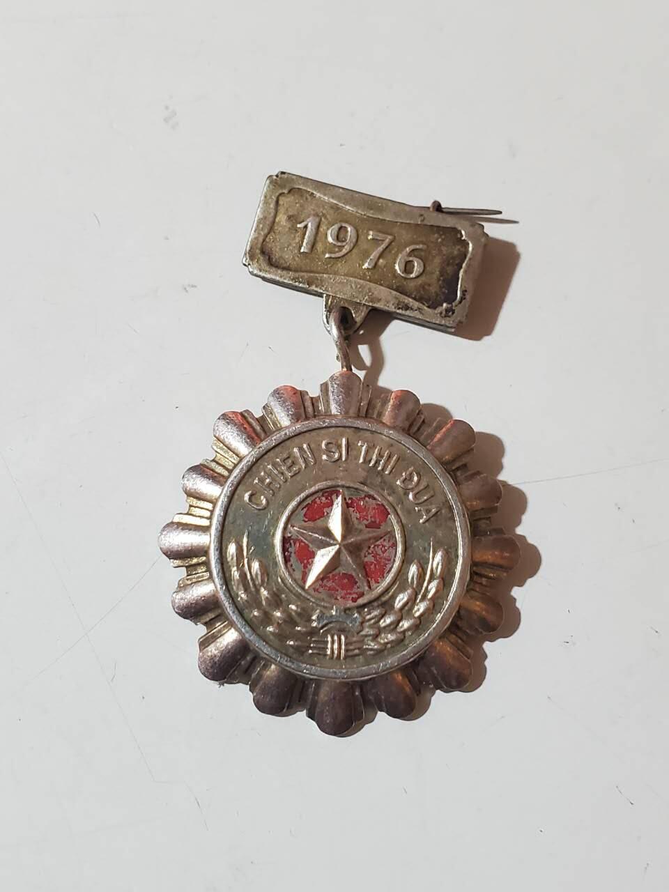 韵星假日军品类拍卖第三十九期暨默多克中校夫妇专场 -- Rimey Holidays Militaria Auction 39 & The Modoks Collection  越南民主共和国（北越）优秀战士奖章 越战时期战时白铜版本 很厚重非铝