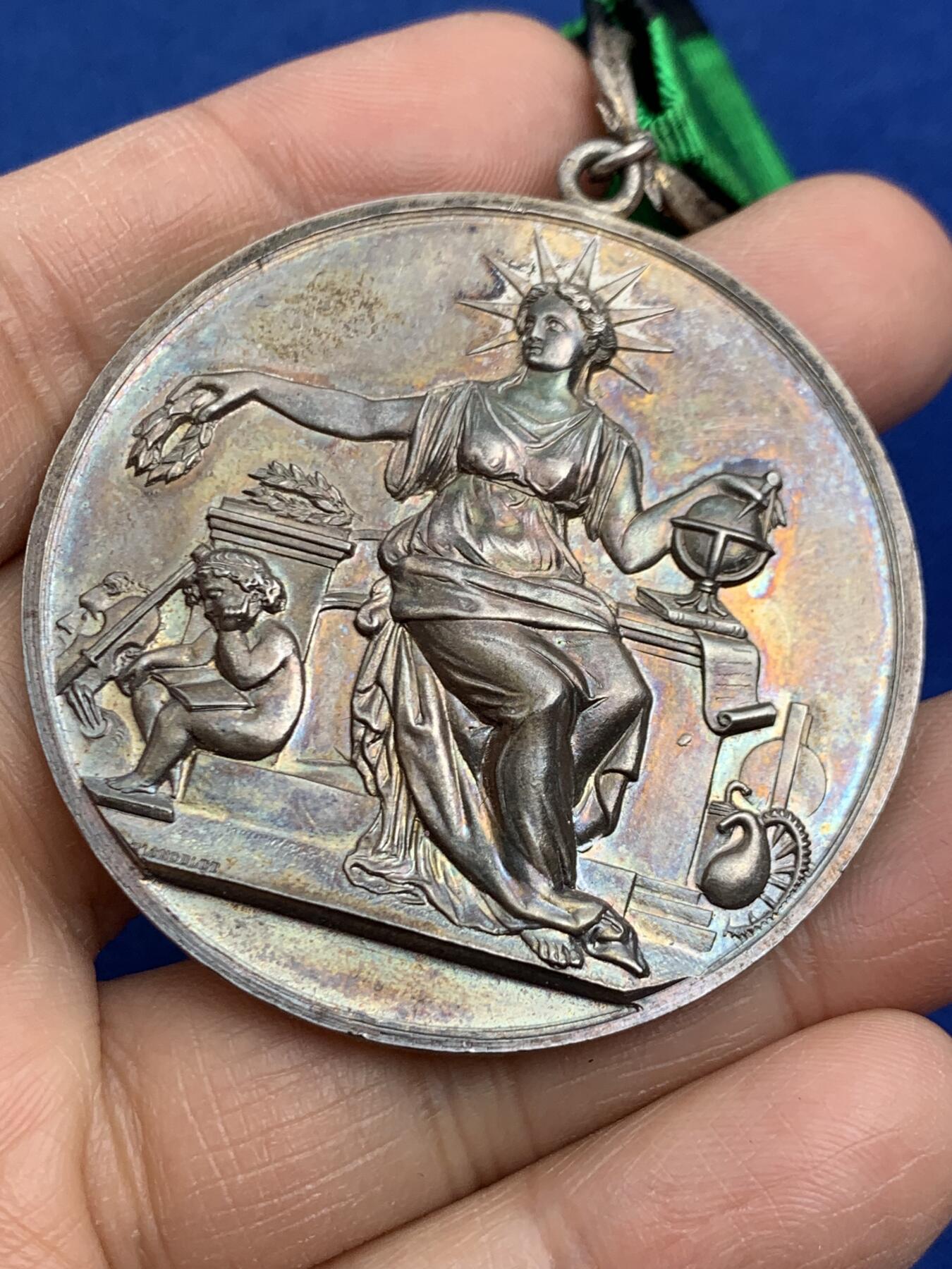 《竞宝斋》第464场 周日，周一，周二，3场连拍 （全场包邮）欢迎送拍 法国带环纯银镀金章，1896年某音乐比赛勋章，手里唯一的浮雕高度比章牌本身厚度还高的一枚勋章，浮雕高的感觉都不像压铸的，材质为950银镀金，挂环上有野猪头银标，直径50.6mm，重量46.46g，品相很美，原光背板，五彩包浆，有原装挂环和绶带，和章牌同字的烫金原盒