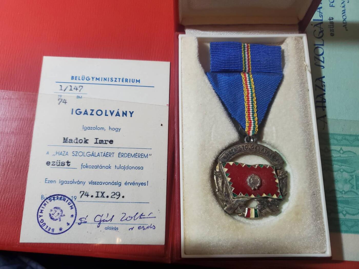 韵星假日军品类拍卖第三十九期暨默多克中校夫妇专场 -- Rimey Holidays Militaria Auction 39 & The Modoks Collection  匈牙利人民共和国默多克中校银级为祖国服务奖章带盒（早期版本）带大证书佩戴证明一套