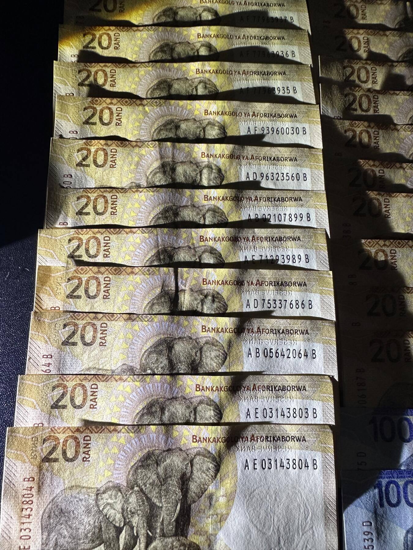 《外钞收藏家》第六百零七期（畅拍场）（本平台长期征集拍品、欢迎藏友们联系合作） 南非20兰特23张+100兰特2张 大部分全新 有几张有折或者有瑕疵 如图