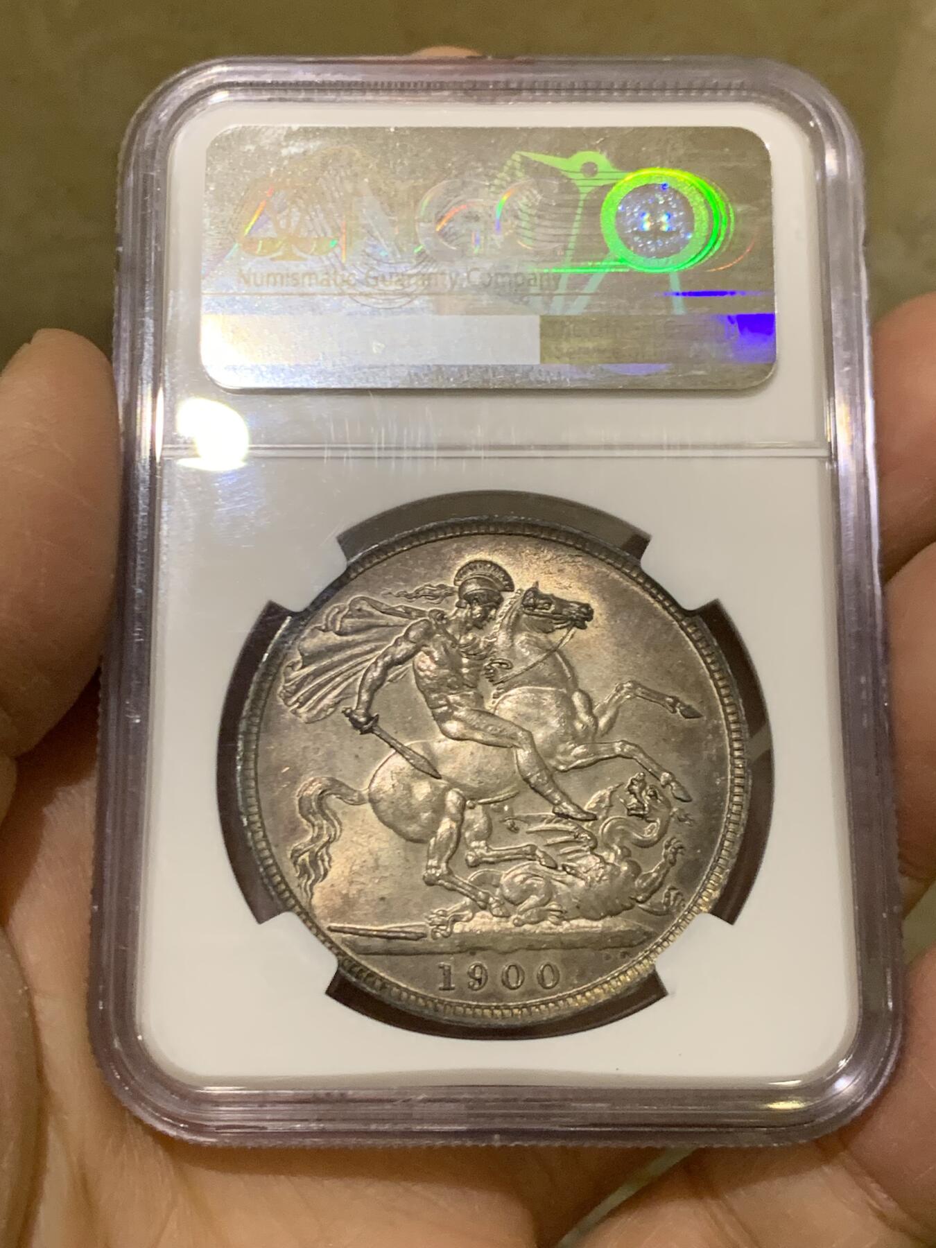 《竞宝斋》第464场 周日，周一，周二，3场连拍 （全场包邮）欢迎送拍 NGC MS62 英国 1900年 维多利亚披纱马剑克朗 极其稀有的LXIII边铭 同分8枚更高分仅9枚 属于好品存世量最少的版别之一 五彩包浆 整体的保存状态非常好