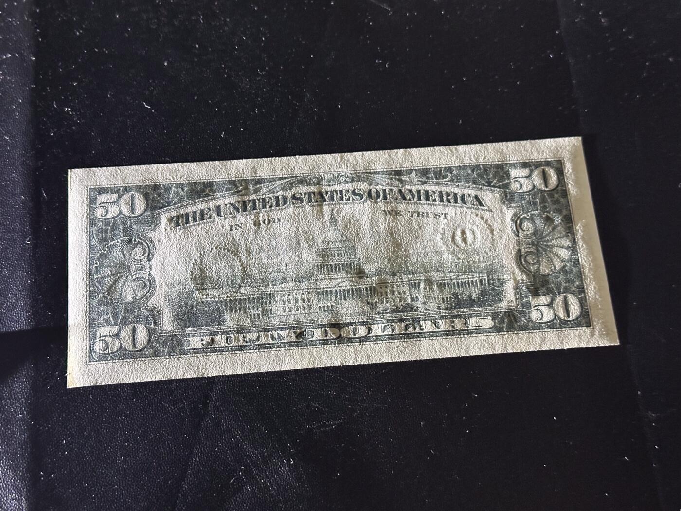 《外钞收藏家》第六百零七期（畅拍场）（本平台长期征集拍品、欢迎藏友们联系合作） 1977年美国小头版50美元  无折 有个黄斑