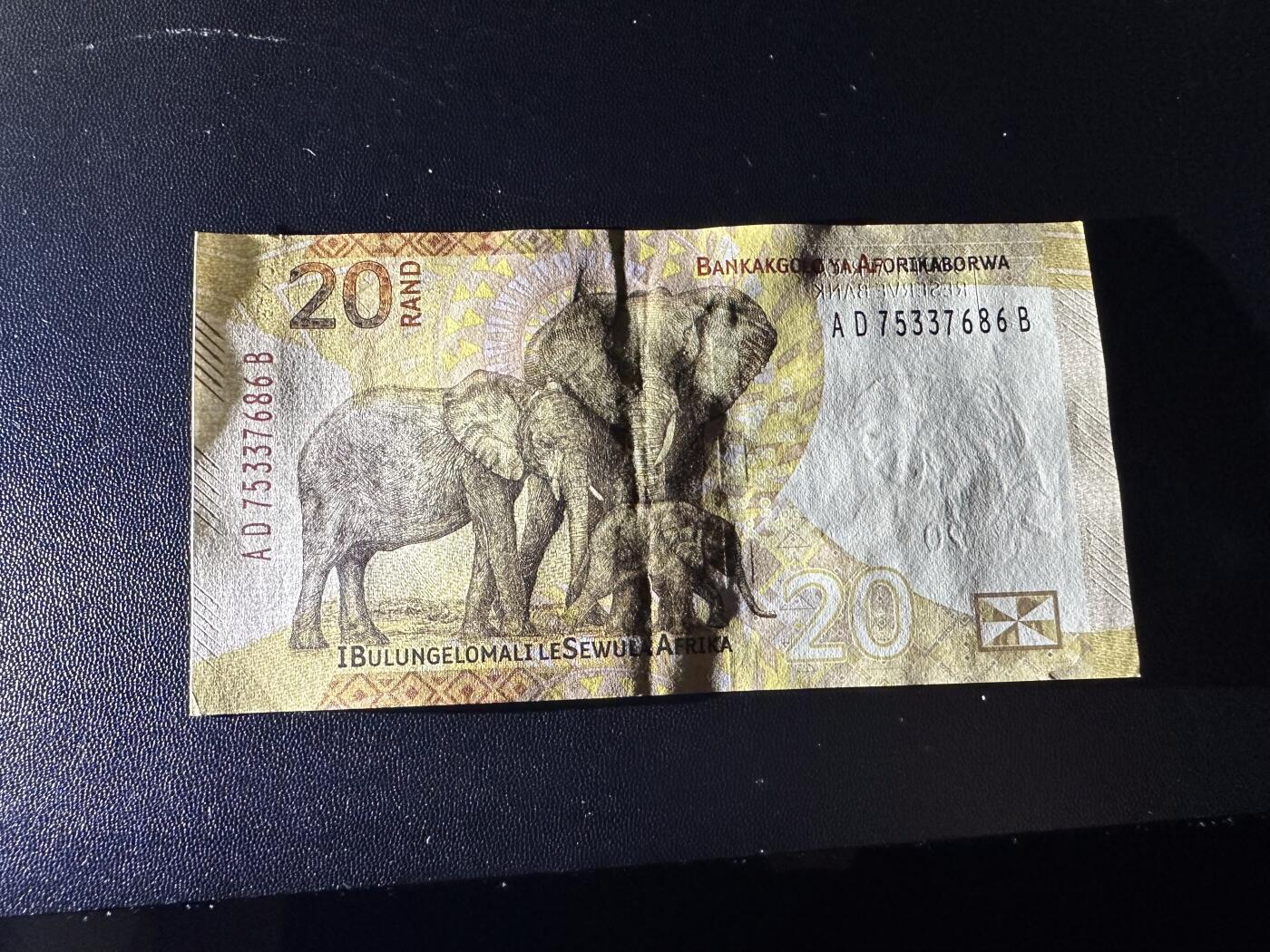 《外钞收藏家》第六百零七期（畅拍场）（本平台长期征集拍品、欢迎藏友们联系合作） 南非20兰特23张+100兰特2张 大部分全新 有几张有折或者有瑕疵 如图