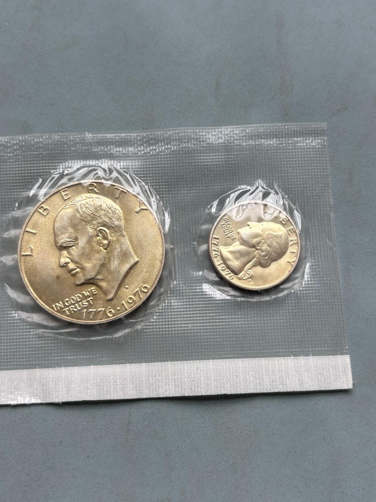 盛世勋华——号角文化勋章邮票专场拍卖第304期 1976年美国独立200周年（建国二百周年）银币套币，官方红色封套，属于美国铸币局（US Mint）发行的未流通版，共3枚银币，包括艾森豪威尔1美元，肯尼迪半美元，话说，华盛顿25美分，均为S版（旧金山铸币局铸造），