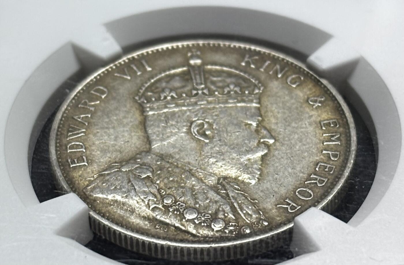 【金马踏春，泉马奔腾】2026 年新年贺岁场，（定于年初五接财神截拍）祝各位老板马到成功，马上有钱，愿岁岁平安喜乐顺遂 少见品种 1905 年英属香港爱德华七世香港半圆银币 NGC 评级 AU55 分，整体币面干净丝滑，原汁原味的包浆，历史货币的里程碑，热门名誉品种