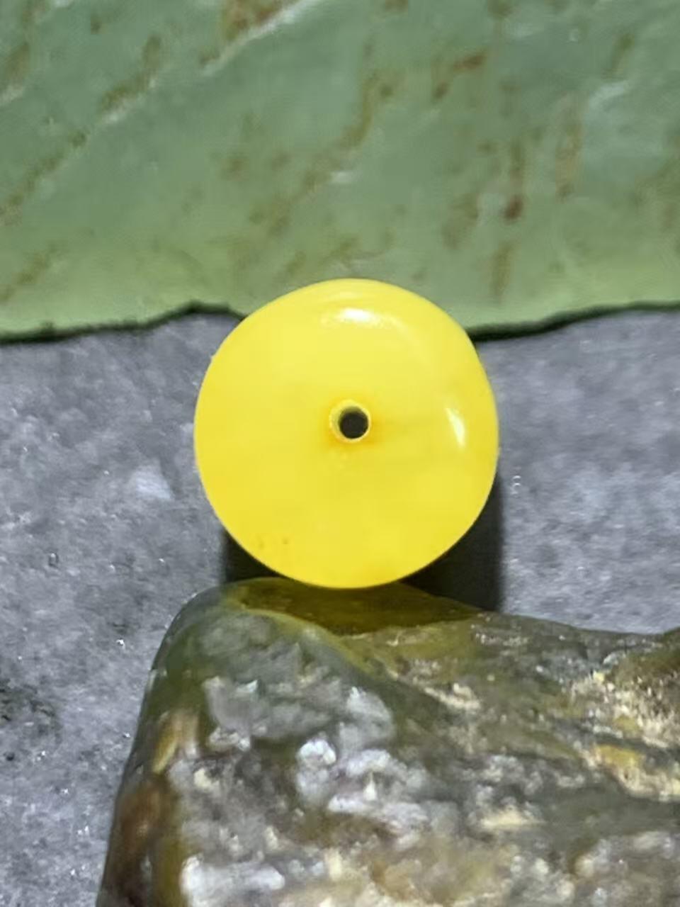 天然乌克兰原矿蜜蜡随形通货桶珠一颗，