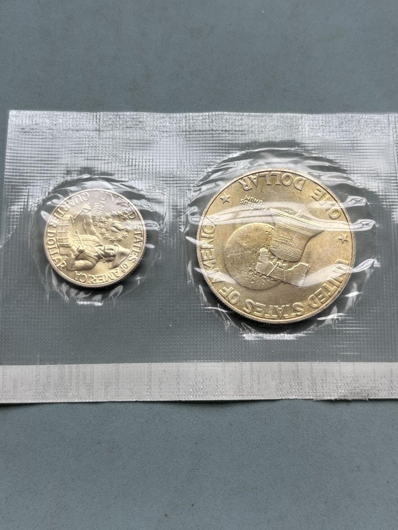 盛世勋华——号角文化勋章邮票专场拍卖第304期 1976年美国独立200周年（建国二百周年）银币套币，官方红色封套，属于美国铸币局（US Mint）发行的未流通版，共3枚银币，包括艾森豪威尔1美元，肯尼迪半美元，话说，华盛顿25美分，均为S版（旧金山铸币局铸造），