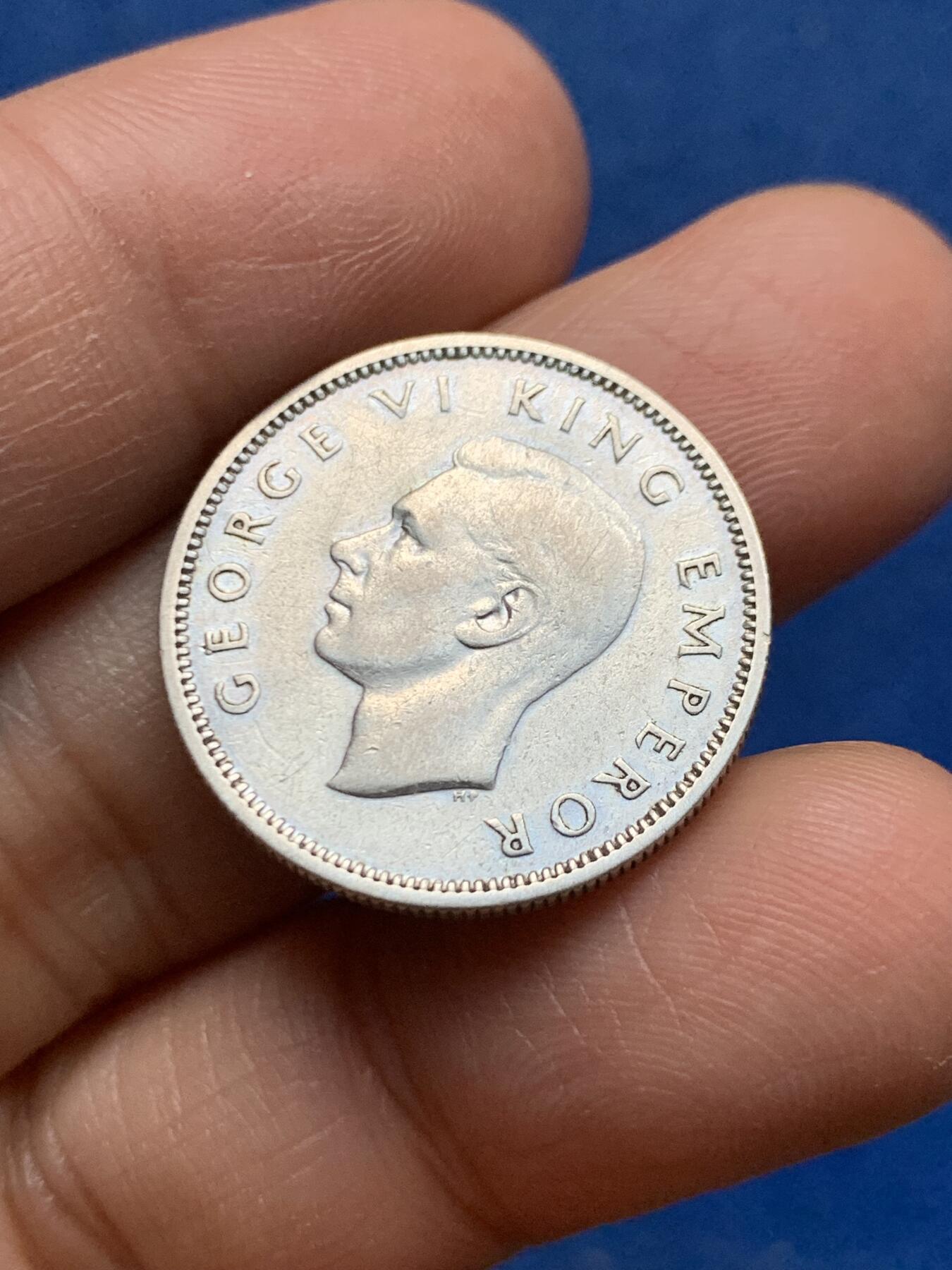 《竞宝斋》第464场 周日，周一，周二，3场连拍 （全场包邮）欢迎送拍 新西兰1937年乔治六世1先令银币 背面蹲伏的毛利战士手持塔亚哈（传统毛利权杖） 500银 5.62克