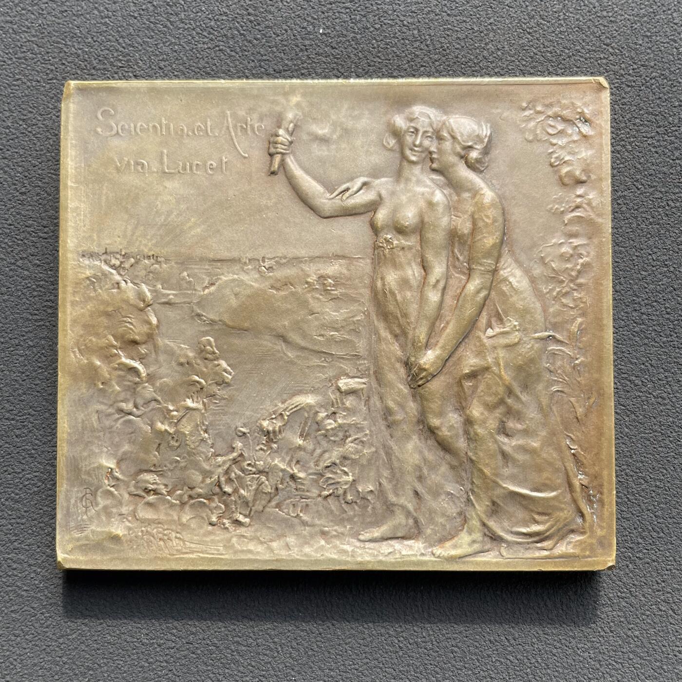 「木头集藏」“ 新岁撷珍”——章牌精品专场！ Rene Gregoire～1904年法国马罗医生铜方章 ，尺寸：70 × 62mm，148 g，罕见品种！马耶尔目录（1870-1940年法国章牌艺术）245号作品。古斯塔夫·马罗（1850-1918年）是昂热医学院的教授，昂热市有一条街道以他的名字命名。正面是正在沉思的马罗医生，背面科学女神与艺术女神徜徉在繁花似锦的卢瓦尔河河畔。