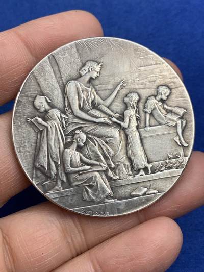 《竞宝斋》第464场 周日，周一，周二，3场连拍 （全场包邮）欢迎送拍 - 法国新艺术章牌雕刻大师杜普伊D.Dupuis作品，法语联盟奖章，法国的象征玛丽安娜女神，在月桂树下教美澳亚非四大洲的孩子读书，写实浅浮雕精品。小小的章面上，能把四大洲孩子的衣着甚至面部特色都生动表现出来，绝对是大师级雕刻功力，材质950银，边铭丰饶角argent，直径50mm，重量66g，品相很好，包浆有轻微白斑，自藏佳品