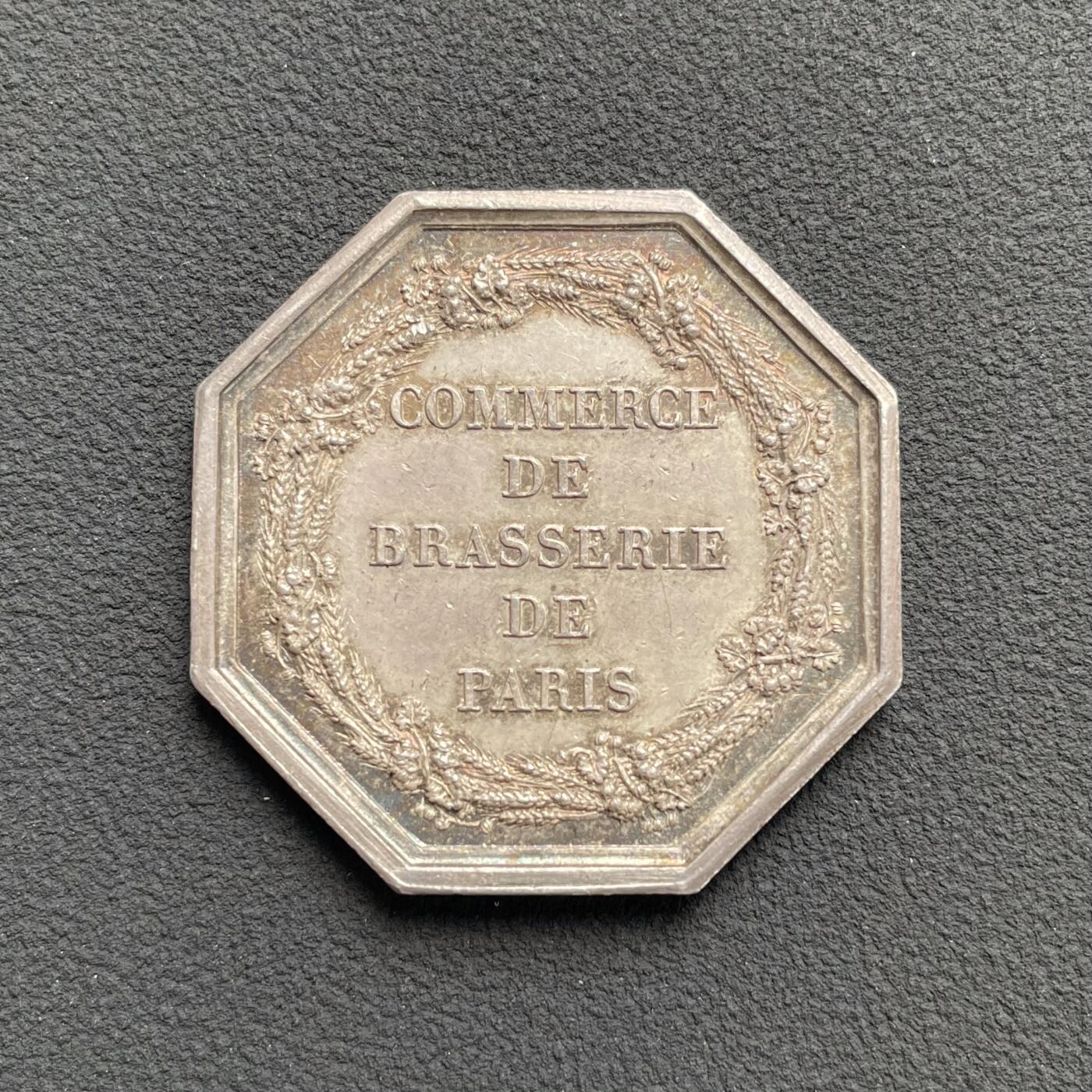 「木头集藏」“ 新岁撷珍”——章牌精品专场！ 1819年法国巴黎啤酒贸易八角银章， 直径：30mm，9.9 g，早期无边铭原版章，非常罕见的八角银章品种！正面是代表商业的双蛇杖和各种酿酒器具。