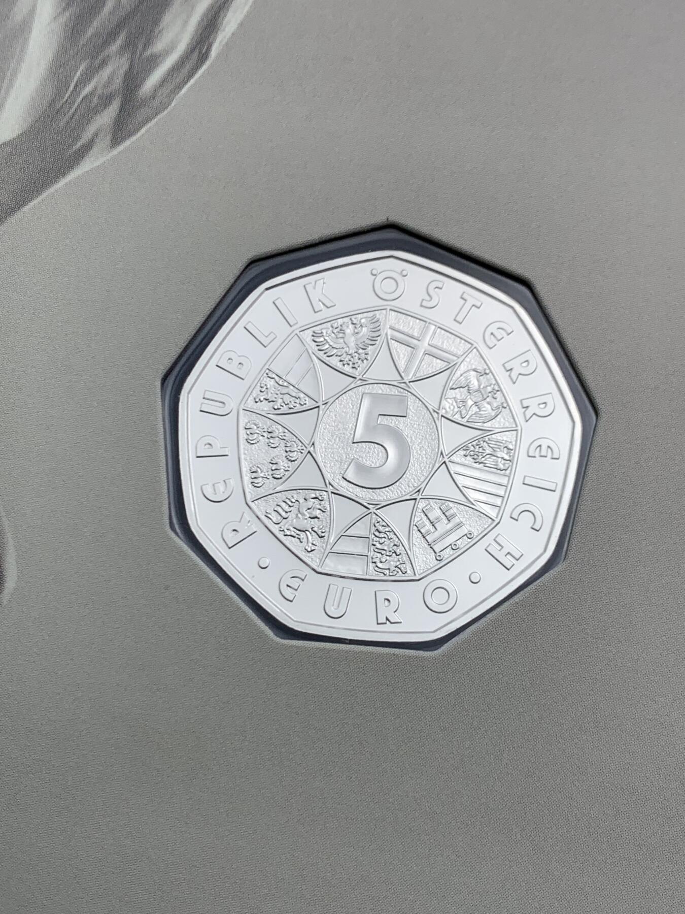 《竞宝斋》第464场 周日，周一，周二，3场连拍 （全场包邮）欢迎送拍 奥地利2025年新年--尽情舞动原封卡装纪念银币，盒证全(卡装盒、证书). 高颜值漂亮银币，8.41g，925银，面值5欧