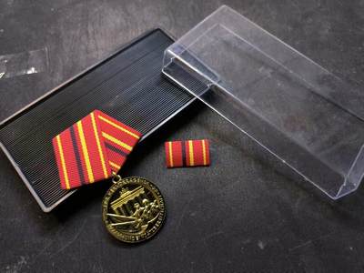 （店主清仓 大量自藏 制服徽章盛宴）罗岚⭐爱藏⭐甄选专拍第五场-分享拍场赚佣（实体经营） - 民主德国工战队金级功绩奖章带盒略全套 镀金完美