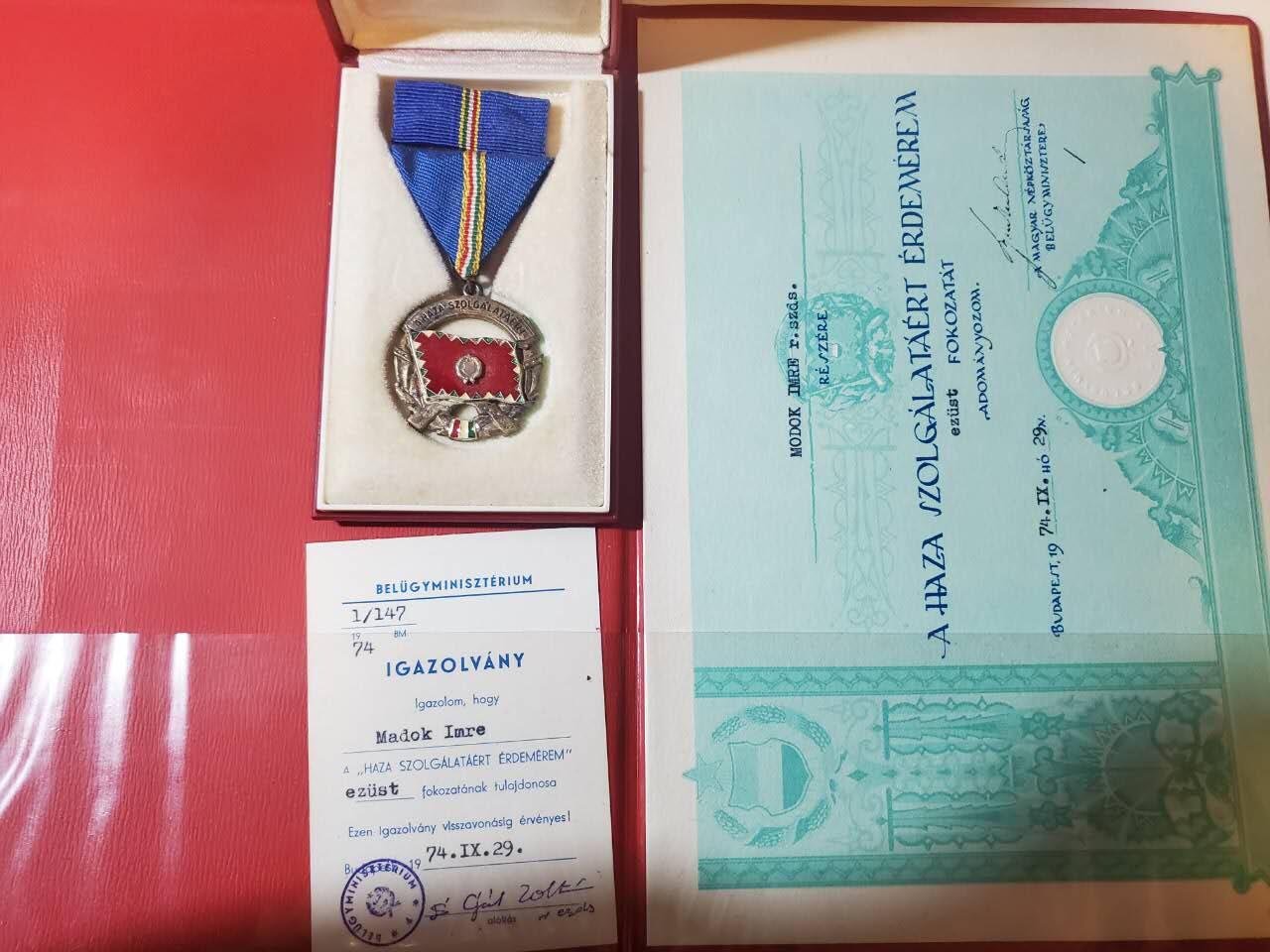 韵星假日军品类拍卖第三十九期暨默多克中校夫妇专场 -- Rimey Holidays Militaria Auction 39 & The Modoks Collection  匈牙利人民共和国默多克中校银级为祖国服务奖章带盒（早期版本）带大证书佩戴证明一套