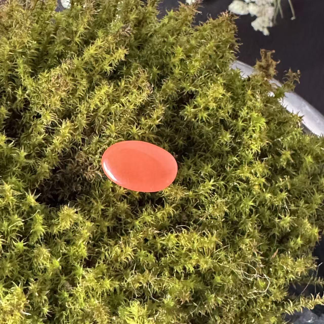 零元拍：NO.4南红玛瑙蛋面，都是十多年前的存货了，尺寸：戒面。尺寸约约14.4/9.3/5.3mm ，因为拍照环境以及光线的变化，颜色以实物为准。