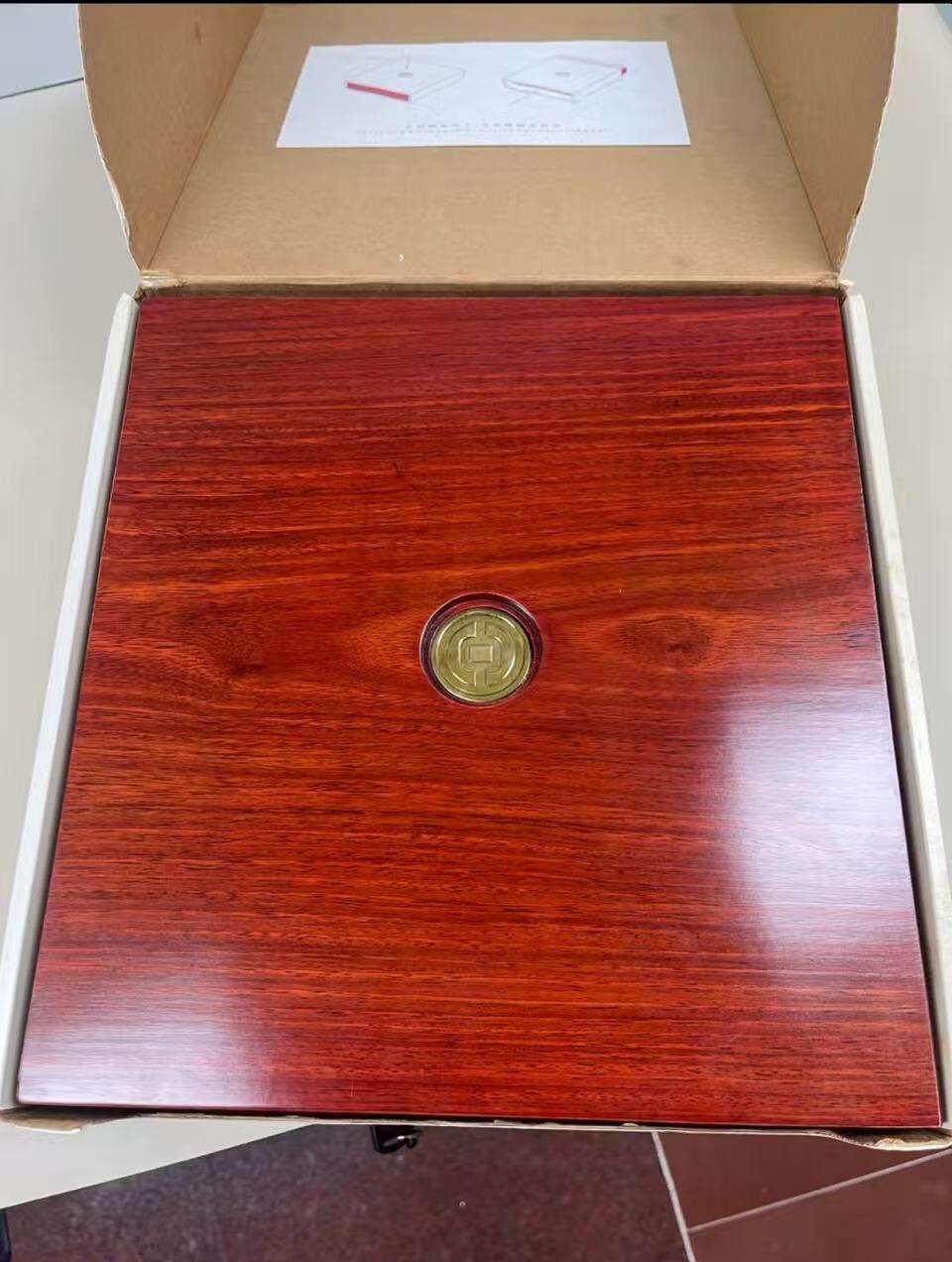 《外钞收藏家》第六百零七期（畅拍场）（本平台长期征集拍品、欢迎藏友们联系合作） 【珍藏实木礼盒全同号】1994年中国银行港币无字冠套装，全套5张，面值HK$20、HK$50、HK$100、HK$500、HK$1000。全部相同序列号098913无4 7灯下无斑。由中国银行香港分行总经理签发 作为贵宾礼物赠送给各国领导人 带原装纪念册和证书 豪华木盒包装更稀少 区别于普通硬册封装 非常重的实木超大包装 全新UNC原装完整 