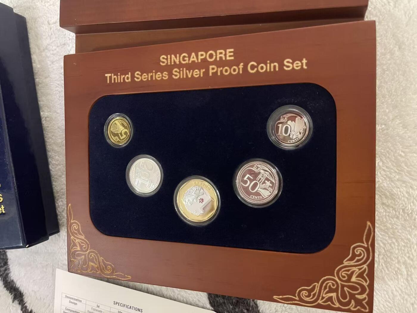 ❤️【币观天下】❤️ 第342期钱币秒杀拍卖场- 2026.2.4秒杀专场 长期征集拍品  新加坡2013年第三版全银精制币 实际发行量8000套 10分有边缘氧化 盒证全齐 