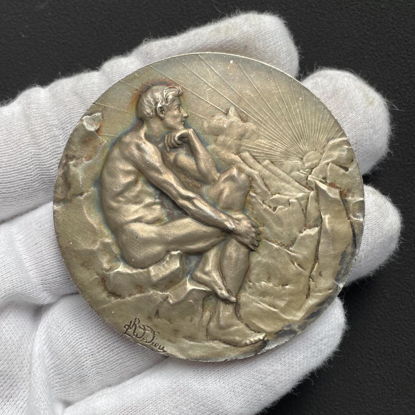 「木头集藏」“ 新岁撷珍”——章牌精品专场！ R. Lamourdedieu～1906年法国SAMF协会35号作品银章“生活的乐趣” ，法兰西章牌之友协会（SAMF）1906年发行，直径：57mm，83 g，包浆很漂亮，银章发行量仅70枚，边铭：丰饶角+ARGENT+火蝾螈+限量编号22。正面是一对情侣在热吻，背面是一名男子眺望朝阳。经典清凉章，完美展现人体的力与美。  SAMF协会章是法国新艺术章牌最杰出的代表，历来受到章牌收藏者的追捧。