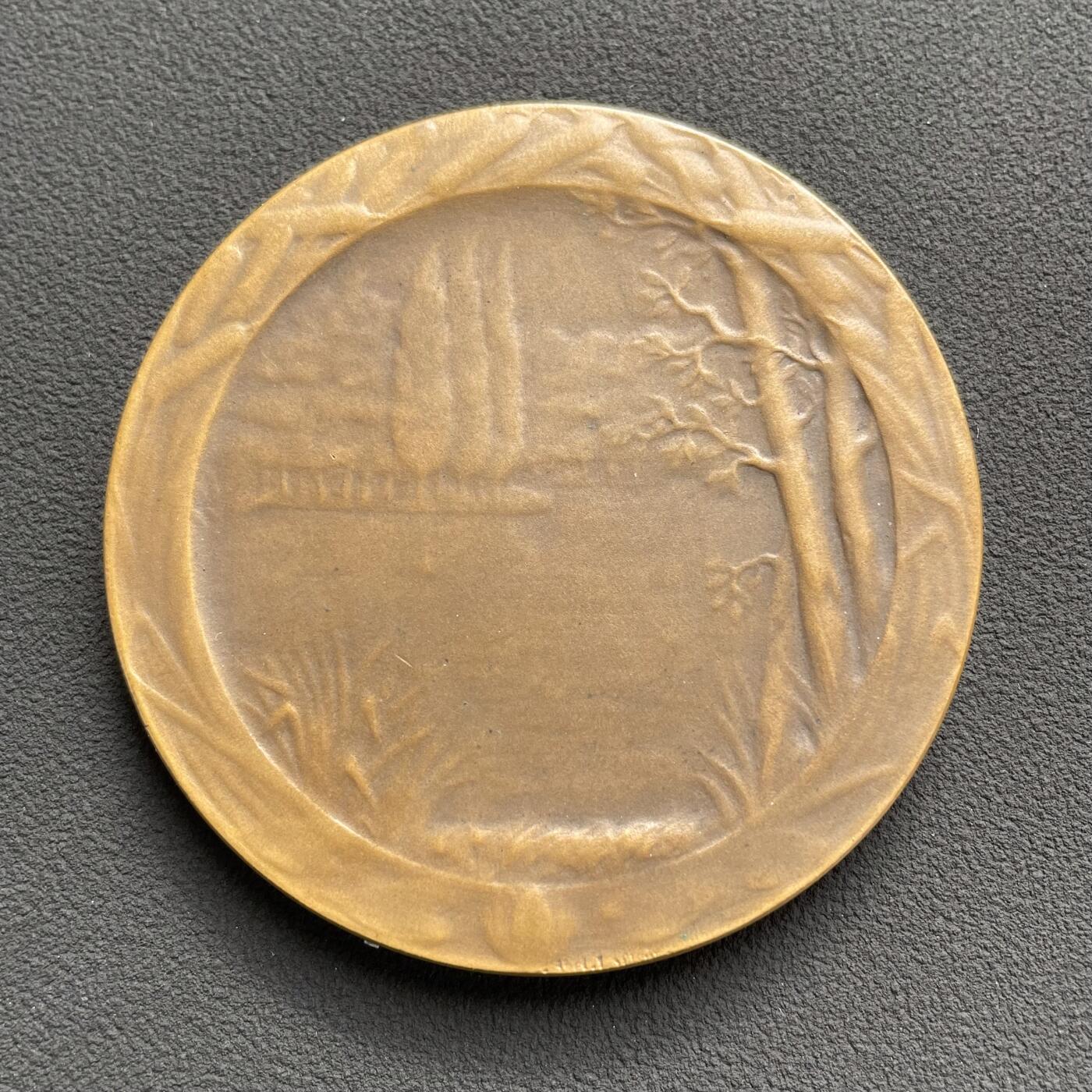 「木头集藏」“ 新岁撷珍”——章牌精品专场！ Abel Lafleur～1908年法国 浴女 铜章，直径： 54 mm，少见品种，品相极佳，朦胧的浅浮雕尽显女性胴体的柔美。边铭：丰饶角 BRONZE。马耶尔目录（1870-1940年法国章牌艺术）165号作品。此章作者阿贝尔·拉弗勒是法国雕塑家、雕刻家，他最著名的雕塑作品是世界杯的第一座奖杯雷米特金杯。拉弗勒在章牌领域是一位浅浮雕大师，尤其擅长女性人体。