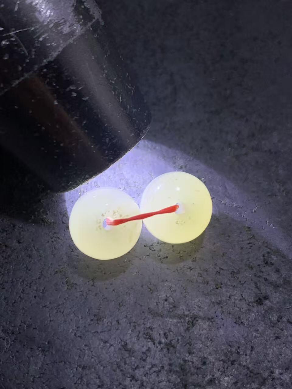 精美天然青海料和田玉水草沁老形桶珠一对