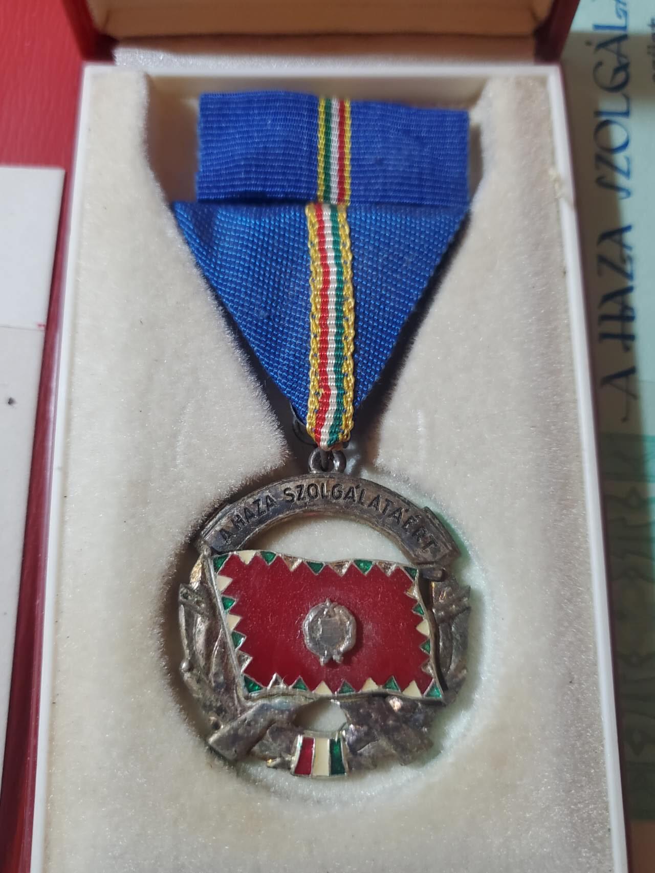 韵星假日军品类拍卖第三十九期暨默多克中校夫妇专场 -- Rimey Holidays Militaria Auction 39 & The Modoks Collection  匈牙利人民共和国默多克中校银级为祖国服务奖章带盒（早期版本）带大证书佩戴证明一套