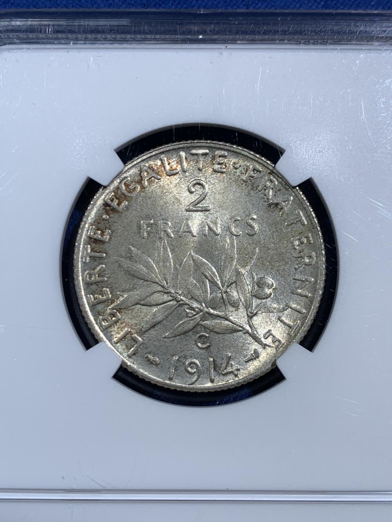 《竞宝斋》第464场 周日，周一，周二，3场连拍 （全场包邮）欢迎送拍 NGC MS64 法国1914 C 播种女神2法郎银币 原光 好品相十字转光 C厂Castelsarrain特殊发行为整个系列最少，因此是最受欢迎的播种女神银币之一。收藏级品相非常见1914年