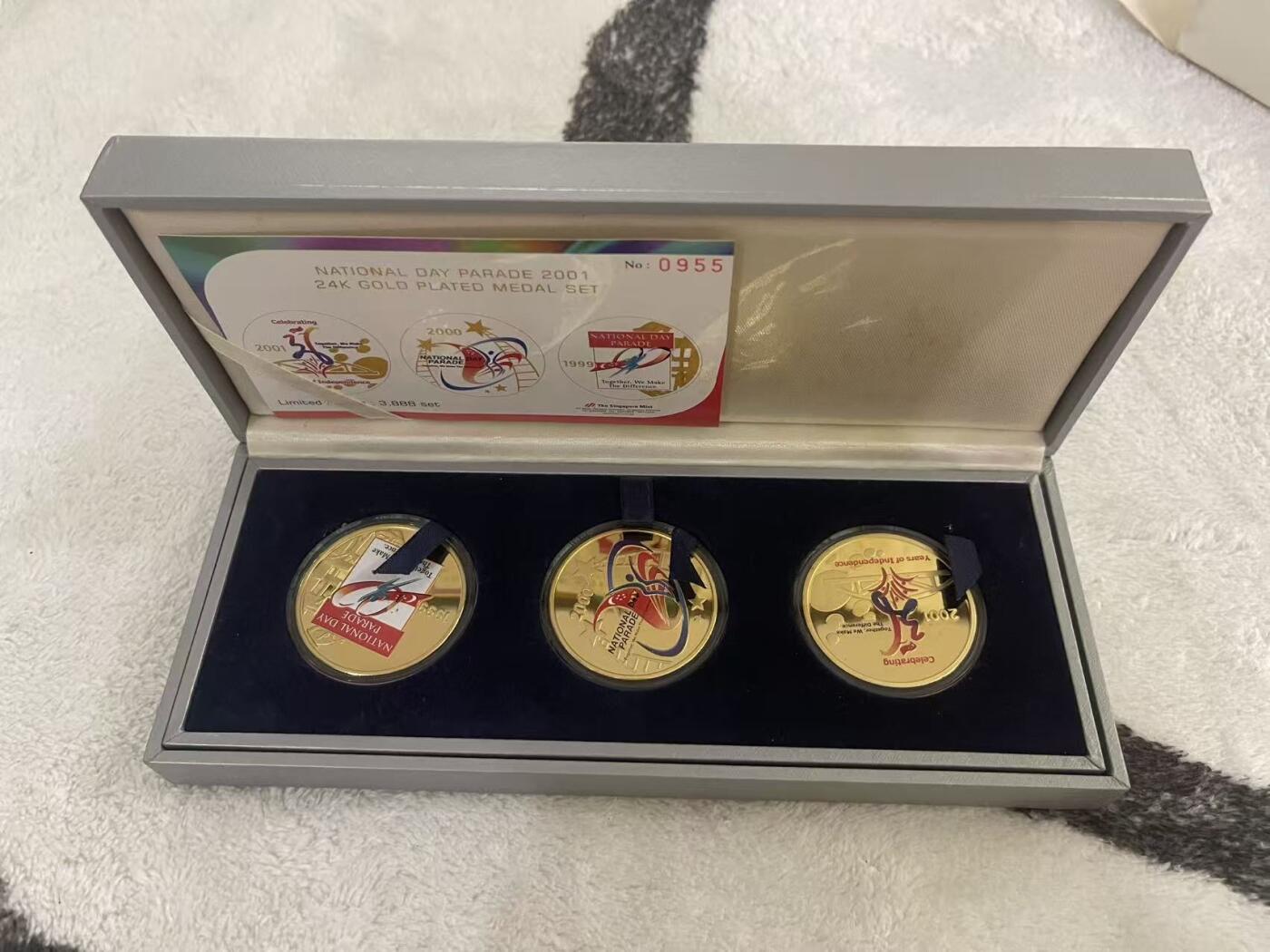 ❤️【币观天下】❤️ 第342期钱币秒杀拍卖场- 2026.2.4秒杀专场 长期征集拍品  新加坡2001年跨世纪国庆节庆祝彩色镀金精制纪念章全套 限量发行3888套