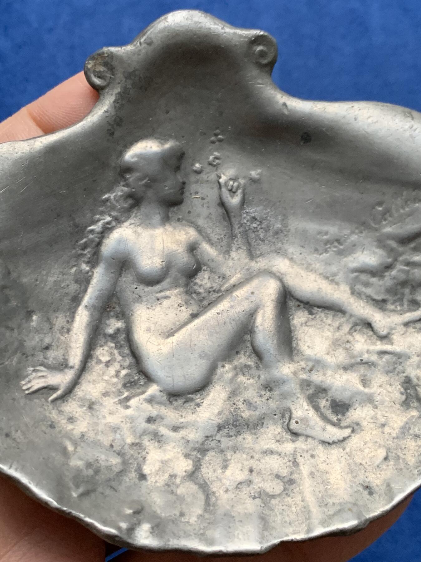 《竞宝斋》第464场 周日，周一，周二，3场连拍 （全场包邮）欢迎送拍 欧洲 美人图案贝壳形古董小碟，少见的欧陆古董小物件，美女神态自然，富有朦胧的美感，贝壳形的设计也颇有巧思，精巧而富有趣味。105.3克，87*90mm wm材质