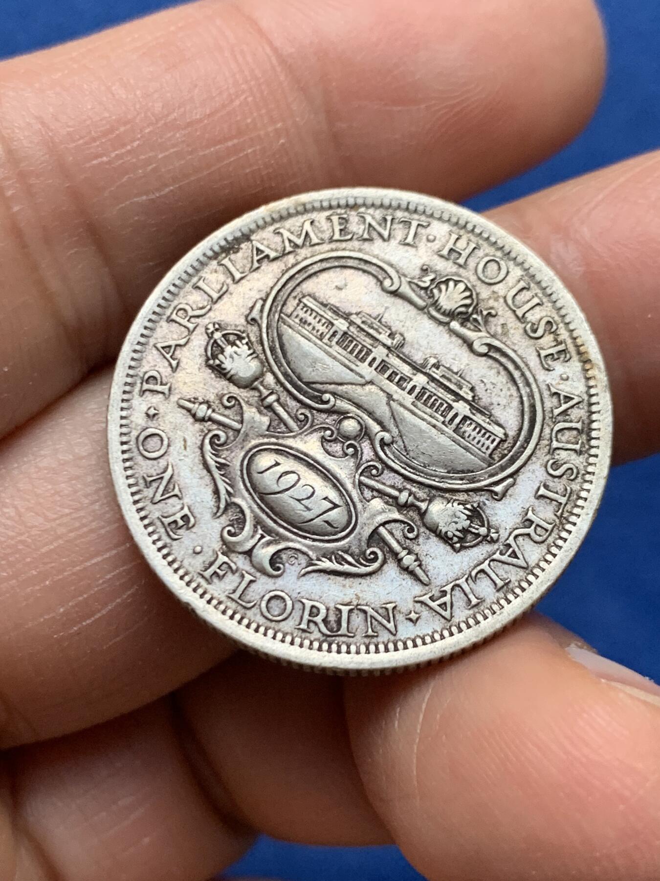 《竞宝斋》第464场 周日，周一，周二，3场连拍 （全场包邮）欢迎送拍 澳大利亚 1927年 1弗罗林 银币 纪念新国会大厦启用发行 传世老包浆 细节很好 经典品种